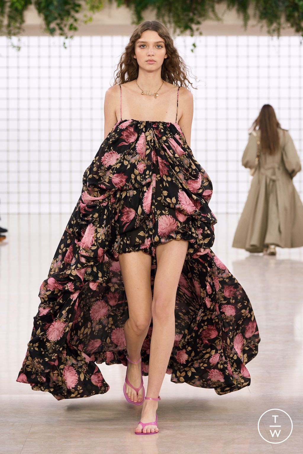 Fashion Week Paris Spring/Summer 2025 look 52 from the Chloé collection womenswear