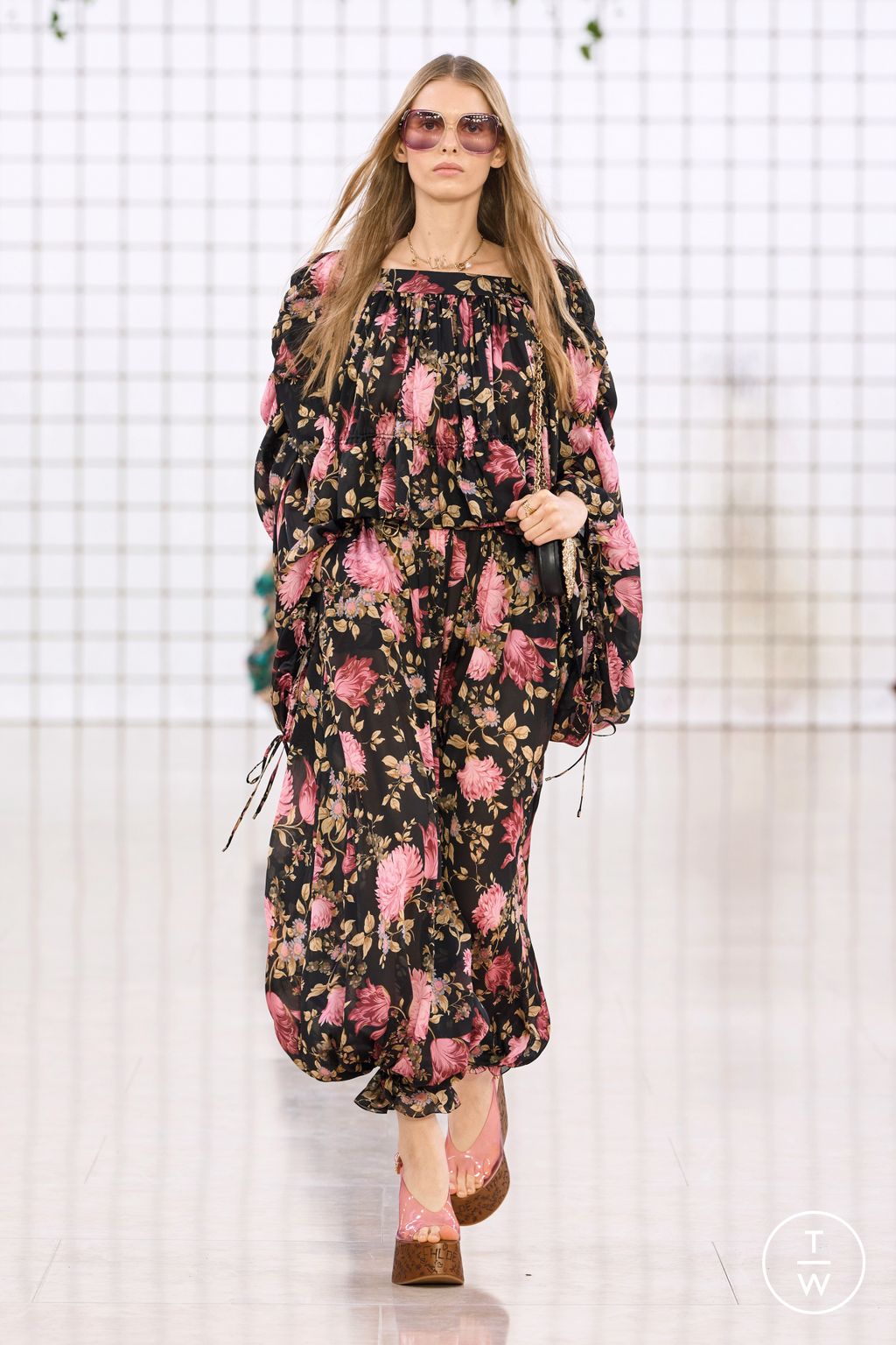 Fashion Week Paris Spring-Summer 2025 look 55 from the Chloé collection womenswear