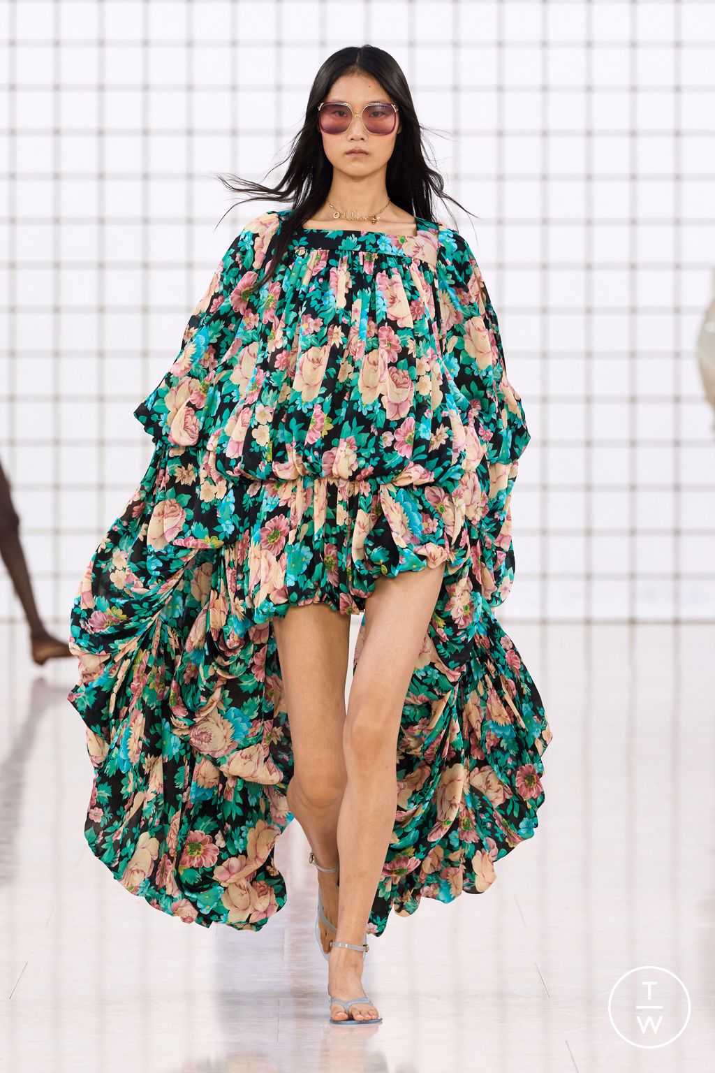 Fashion Week Paris Spring/Summer 2025 look 56 from the Chloé collection womenswear