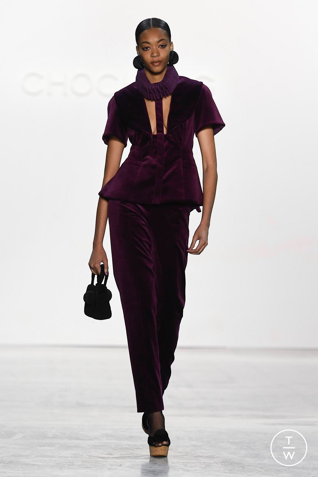 Fashion Week New York Fall/Winter 2023 look 16 de la collection Chocheng womenswear