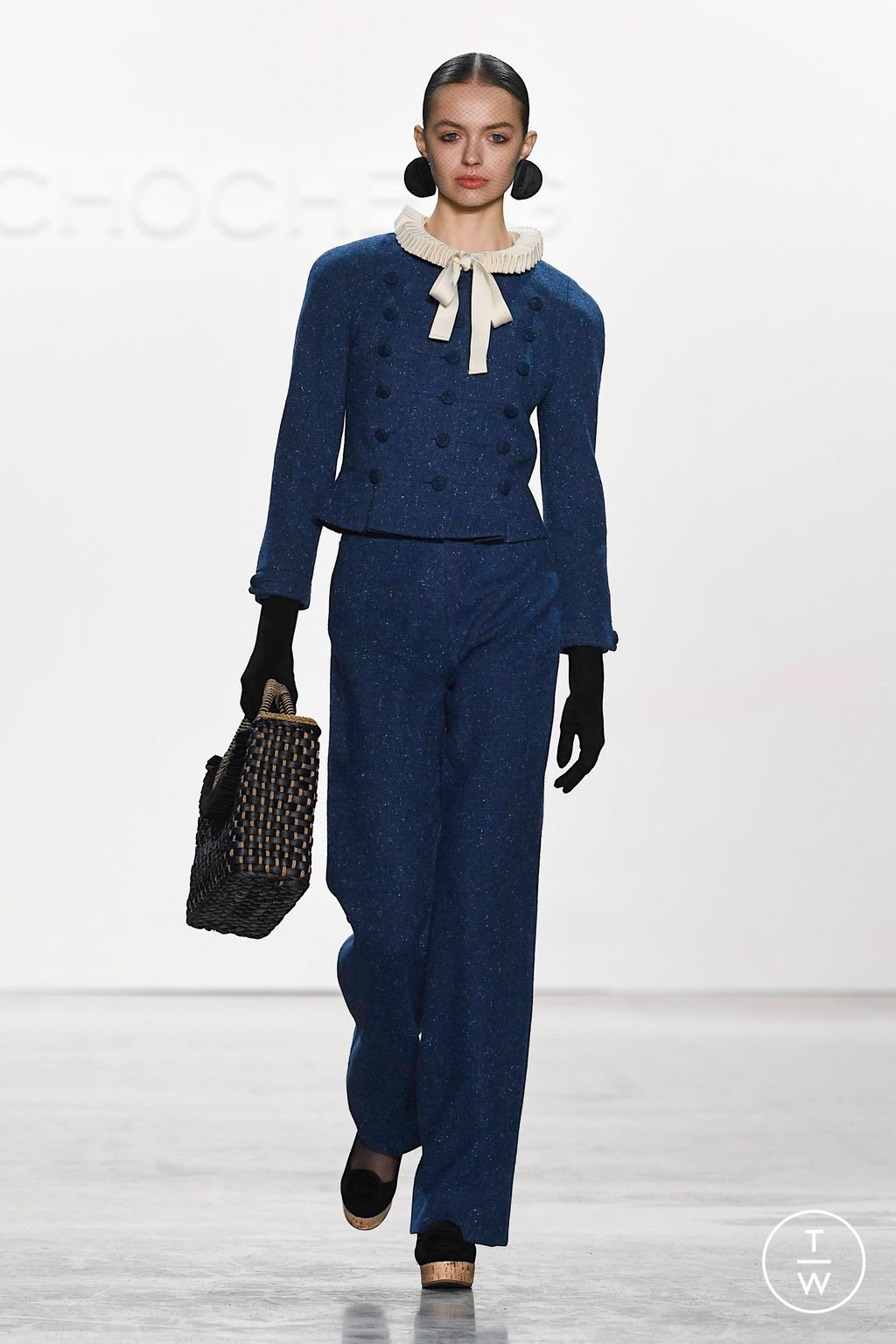 Fashion Week New York Fall/Winter 2023 look 22 de la collection Chocheng womenswear