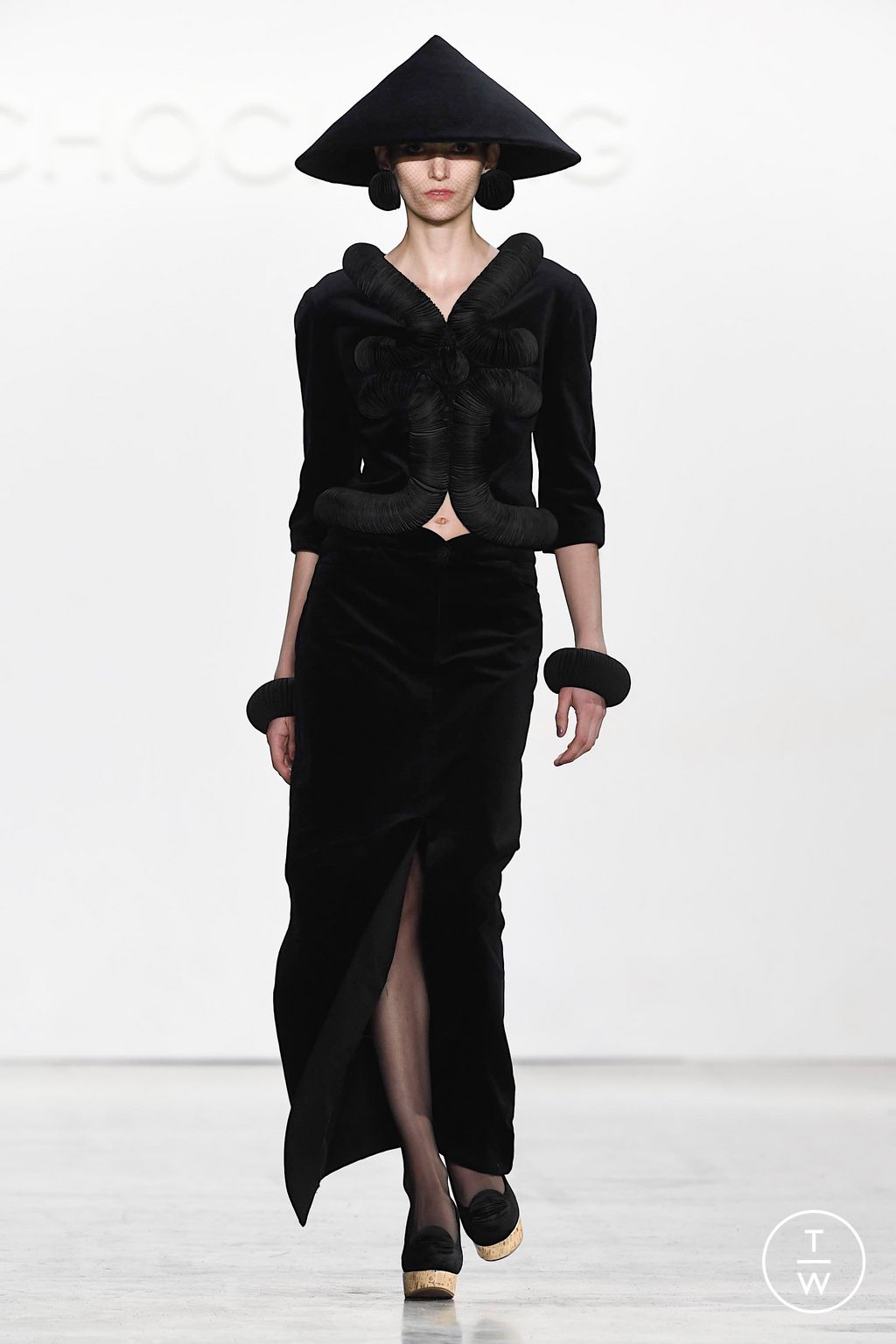 Fashion Week New York Fall/Winter 2023 look 24 from the Chocheng collection 女装
