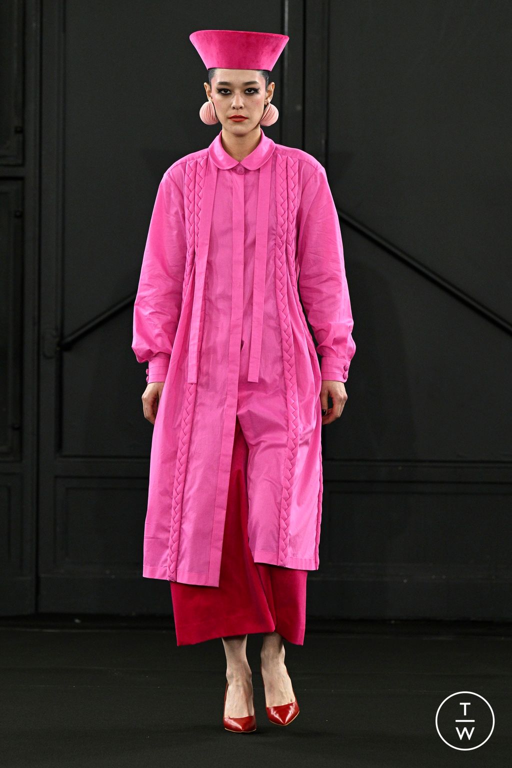 Fashion Week Paris Fall/Winter 2024 look 1 de la collection Chocheng womenswear