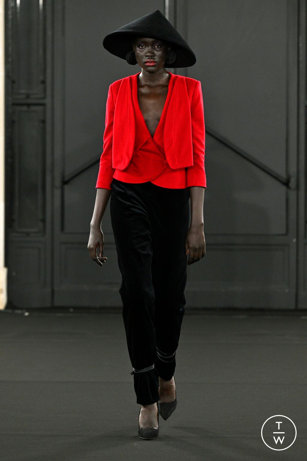 Fashion Week Paris Fall/Winter 2024 look 11 de la collection Chocheng womenswear