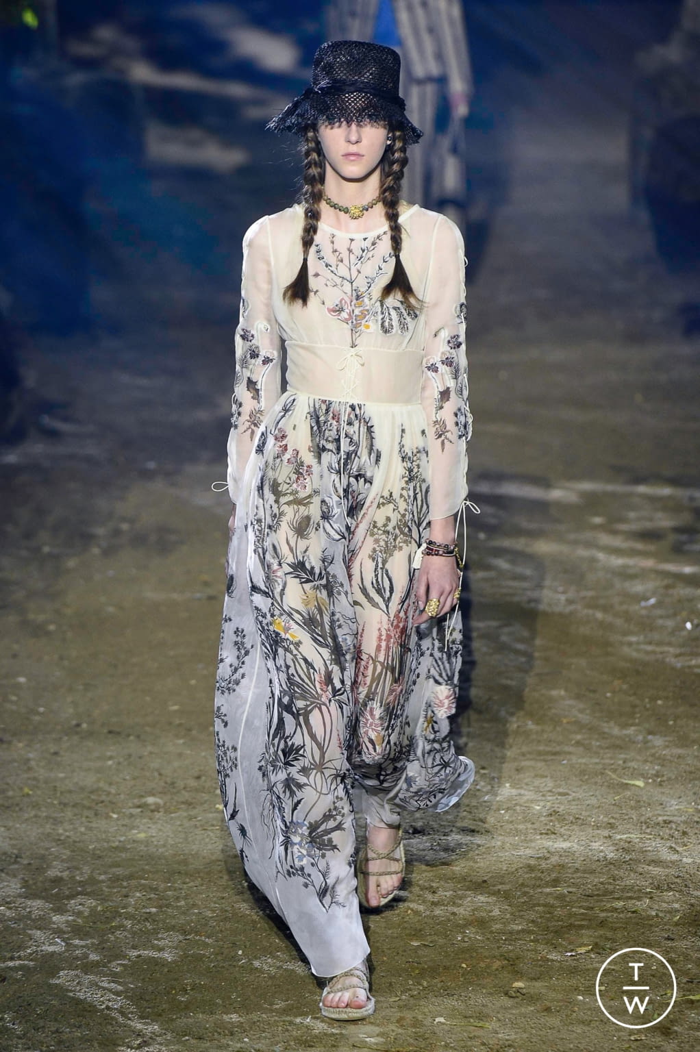 Fashion Week Paris Spring/Summer 2020 look 14 from the Christian Dior collection womenswear