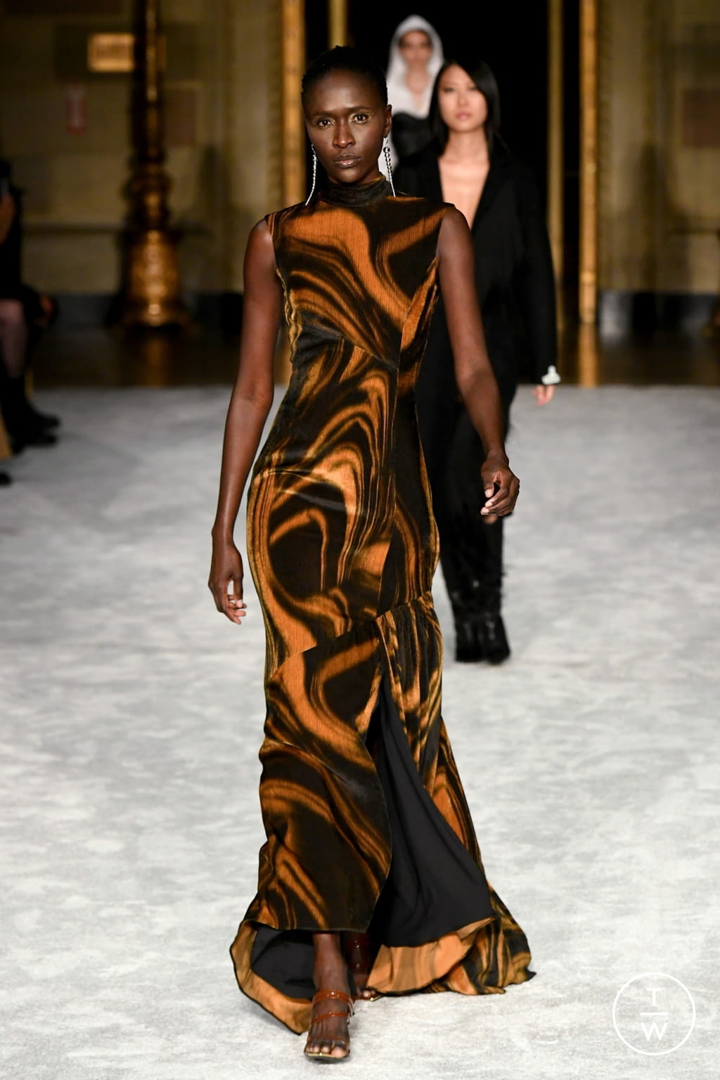 Fashion Week New York Fall/Winter 2021 look 13 from the Christian Siriano collection 女装