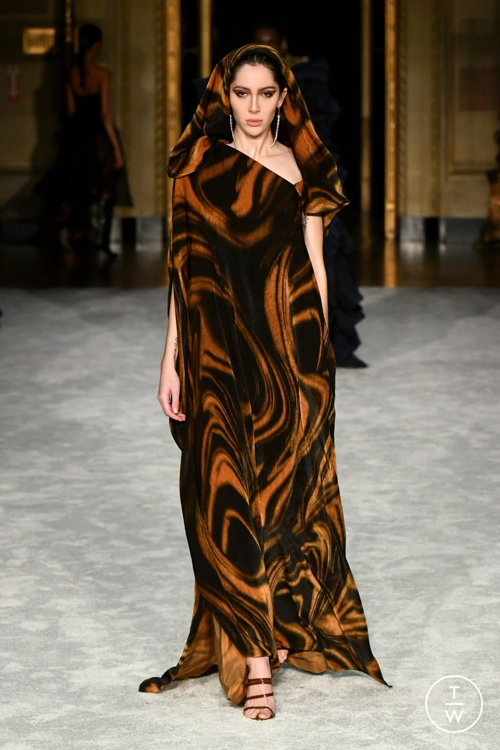 Fashion Week New York Fall/Winter 2021 look 14 from the Christian Siriano collection 女装