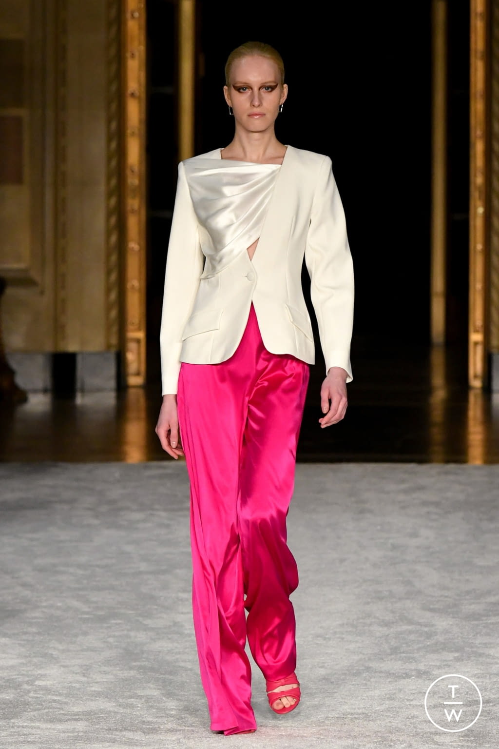 Fashion Week New York Fall/Winter 2021 look 32 from the Christian Siriano collection 女装