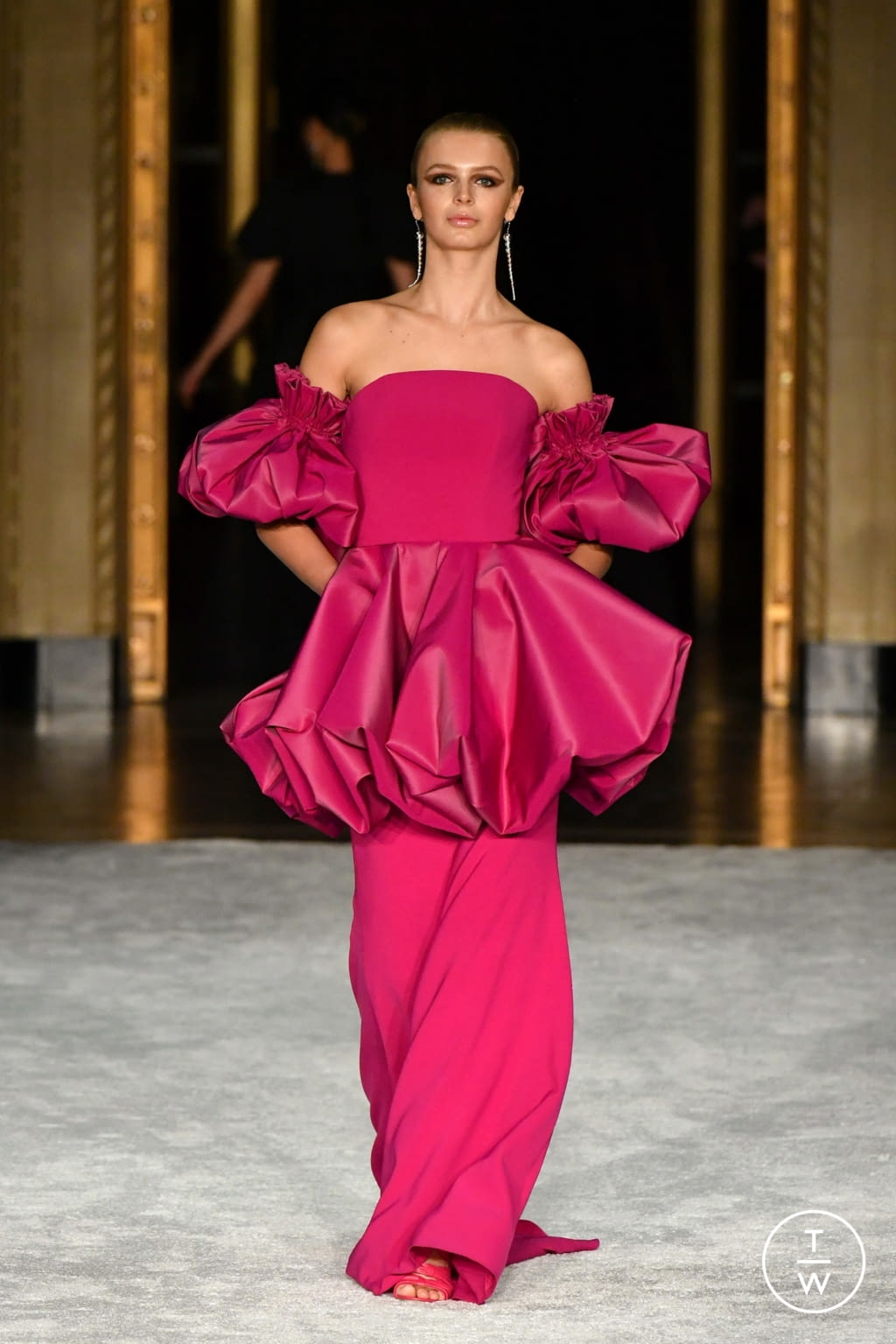 Fashion Week New York Fall/Winter 2021 look 40 from the Christian Siriano collection womenswear