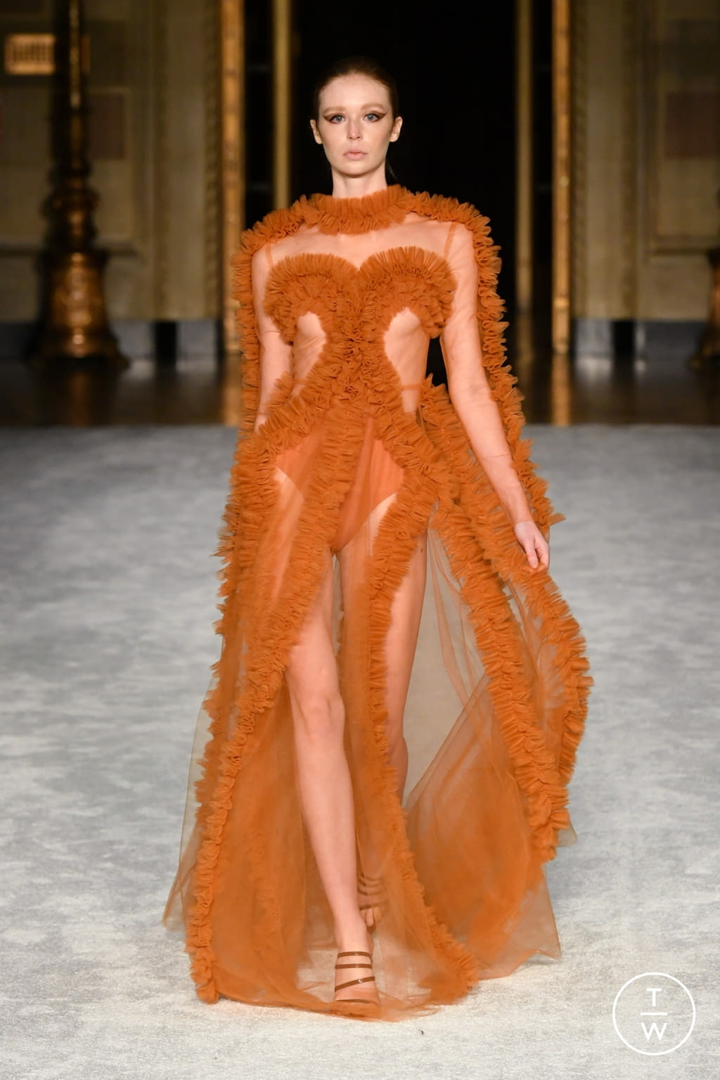 Fashion Week New York Fall/Winter 2021 look 44 from the Christian Siriano collection 女装