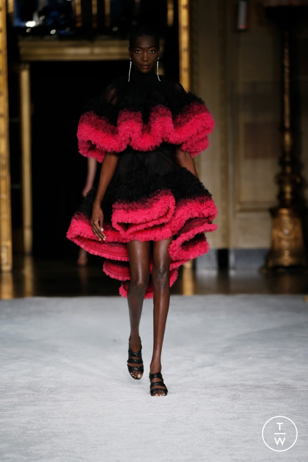 Fashion Week New York Fall/Winter 2021 look 47 from the Christian Siriano collection 女装