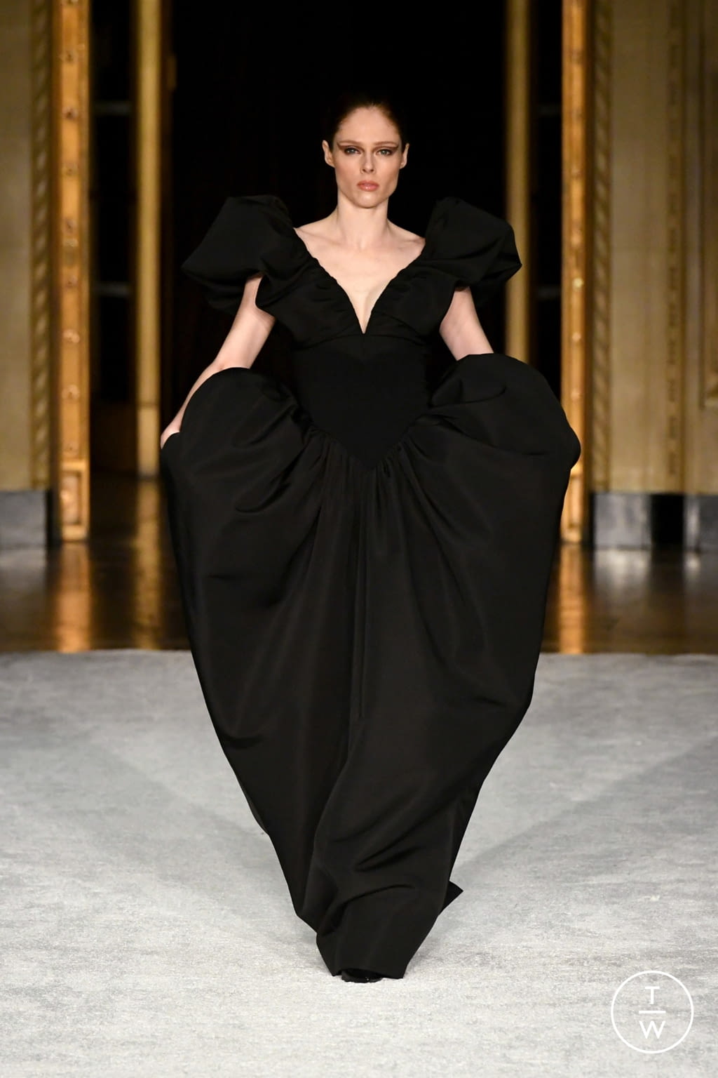 Fashion Week New York Fall/Winter 2021 look 49 from the Christian Siriano collection 女装