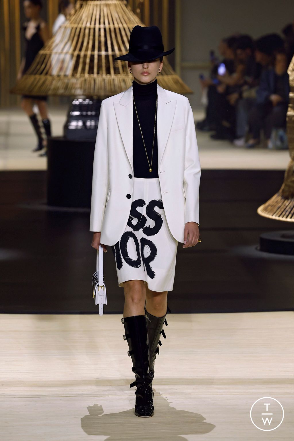 Fashion Week Paris Fall/Winter 2024 look 15 from the Christian Dior collection womenswear