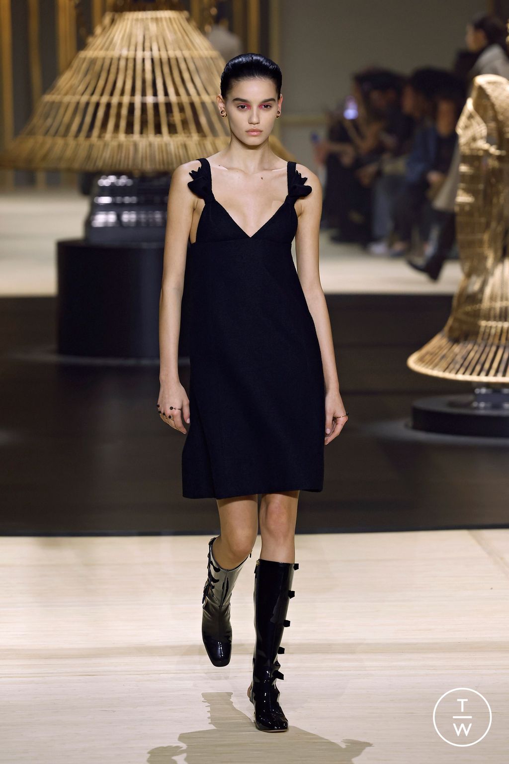 Fashion Week Paris Fall/Winter 2024 look 17 from the Christian Dior collection 女装