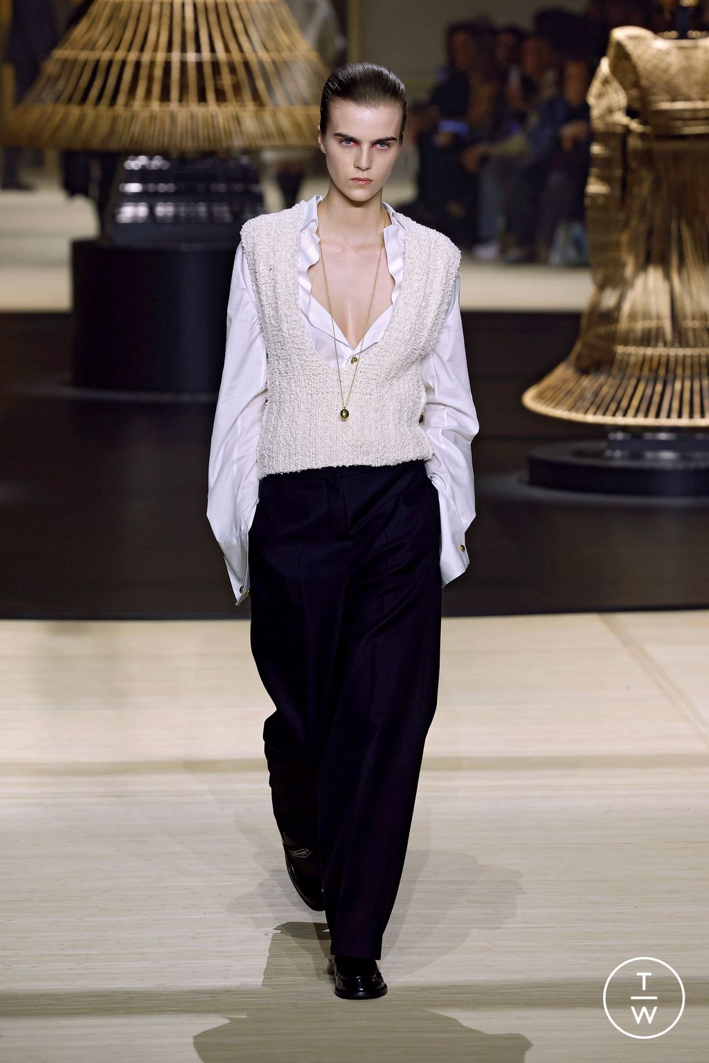 Fashion Week Paris Fall/Winter 2024 look 24 from the Christian Dior collection womenswear