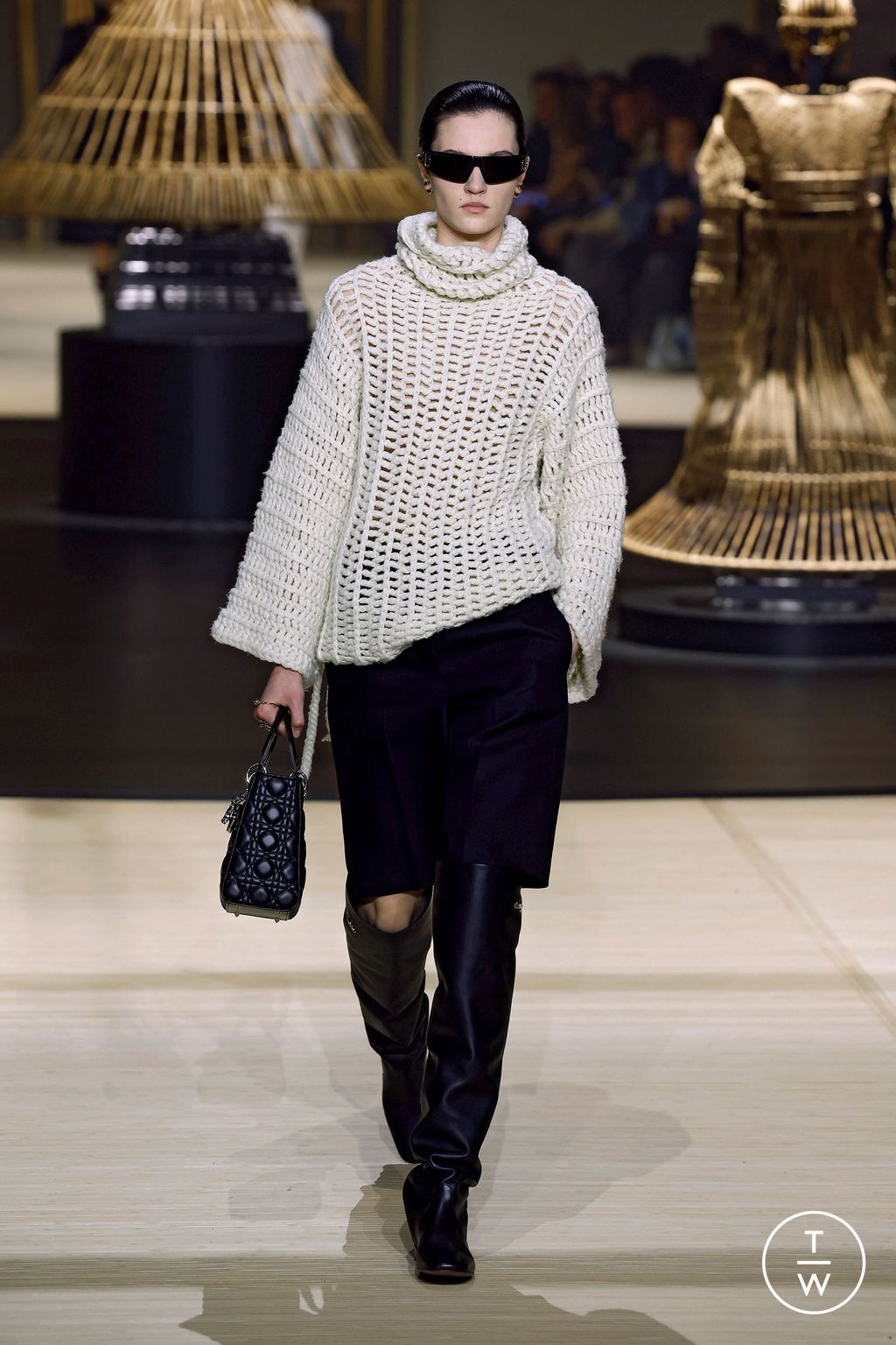 Fashion Week Paris Fall/Winter 2024 look 25 from the Christian Dior collection womenswear