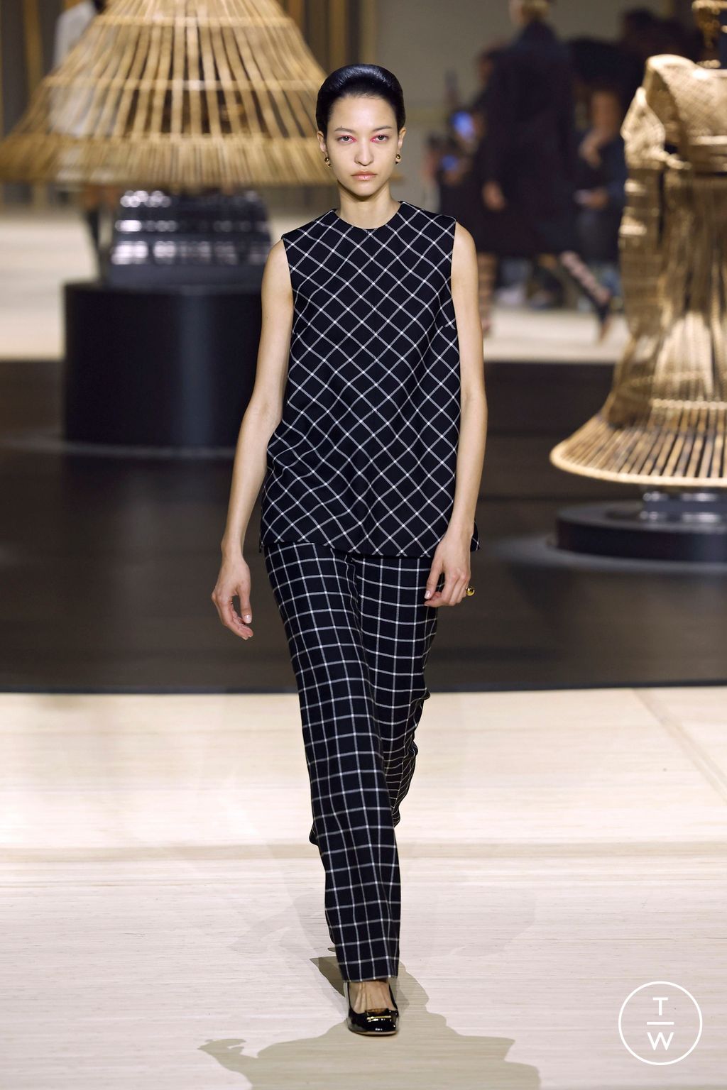 Fashion Week Paris Fall/Winter 2024 look 30 from the Christian Dior collection womenswear
