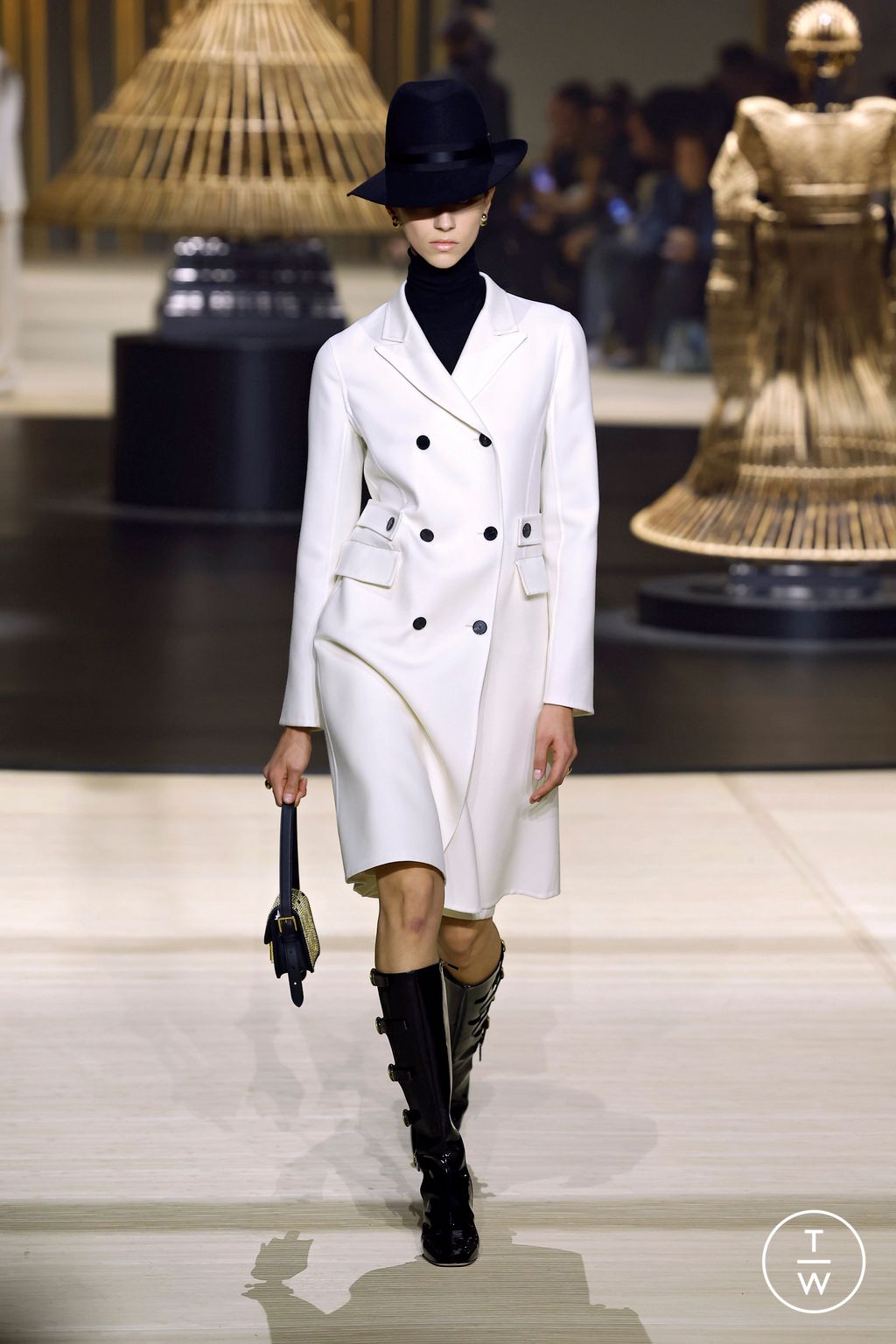 Fashion Week Paris Fall/Winter 2024 look 32 from the Christian Dior collection 女装