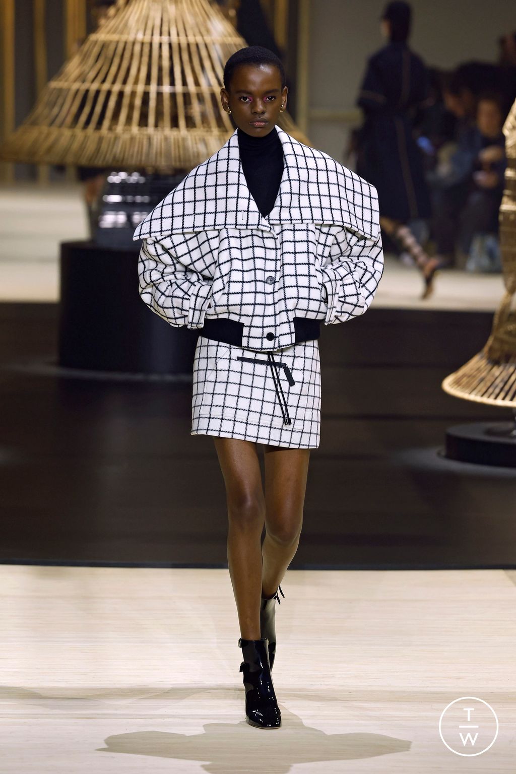 Fashion Week Paris Fall/Winter 2024 look 39 from the Christian Dior collection womenswear
