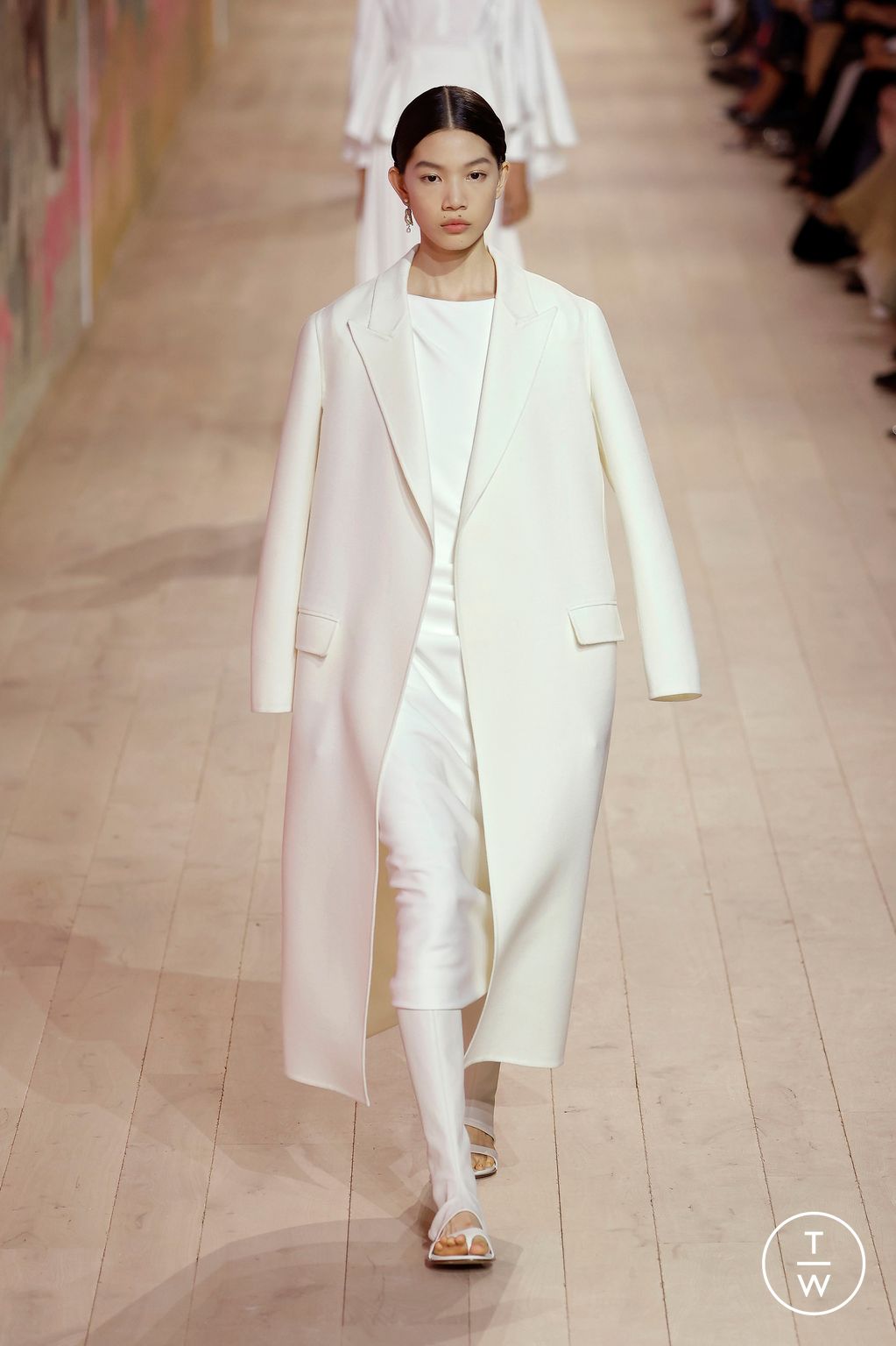 Fashion Week Paris Fall/Winter 2023 look 10 de la collection Christian Dior couture