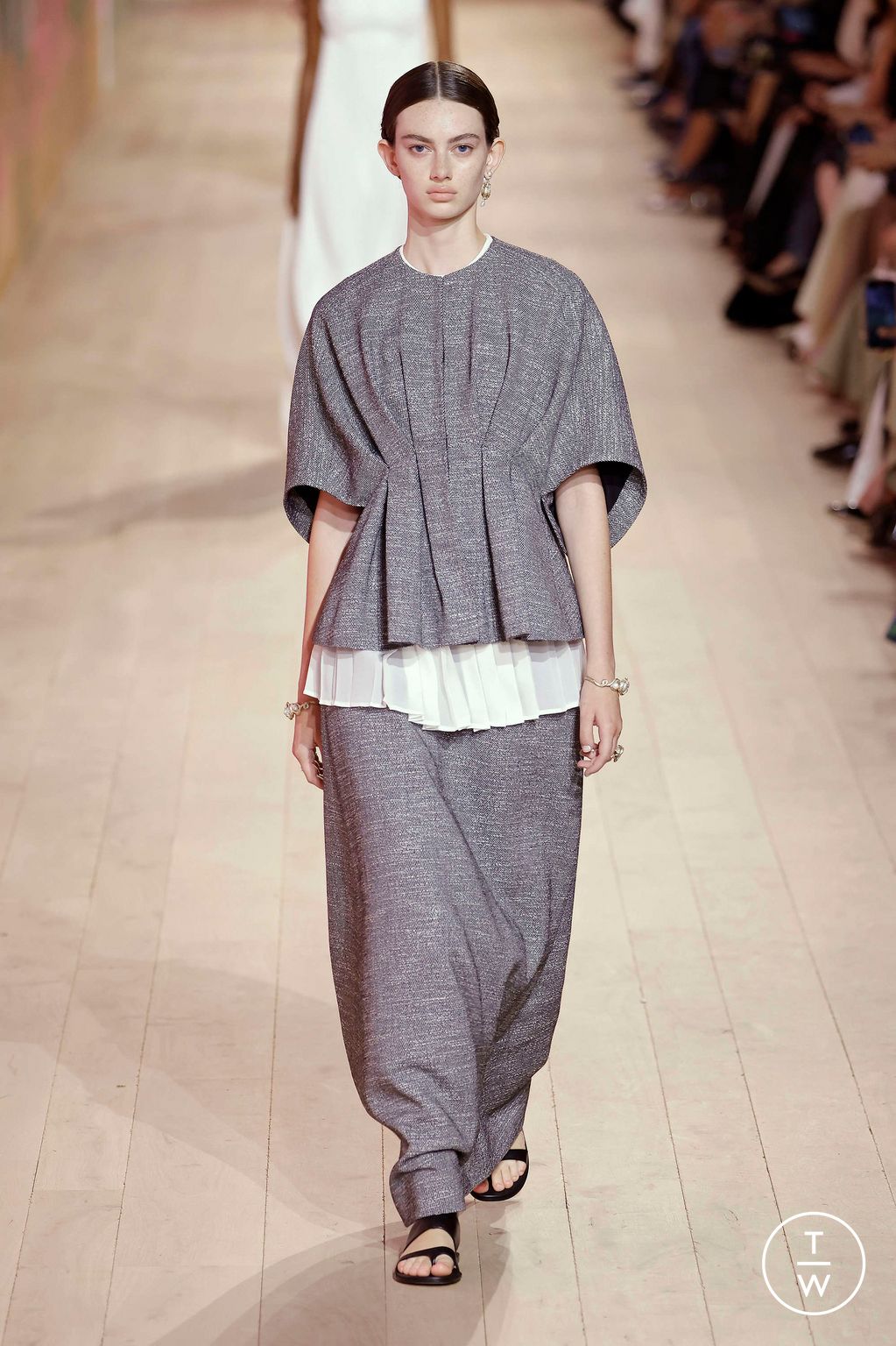 Fashion Week Paris Fall/Winter 2023 look 28 de la collection Christian Dior couture
