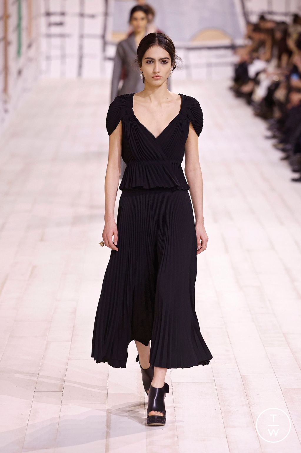 Fashion Week Paris Spring/Summer 2024 look 23 from the Christian Dior collection couture