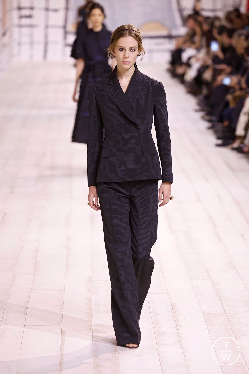Fashion Week Paris Spring/Summer 2024 look 28 from the Christian Dior collection 高级定制