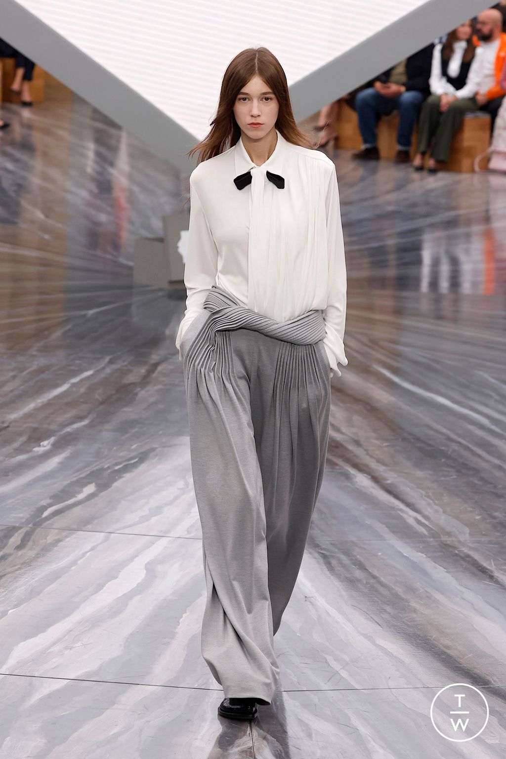 Fashion Week Paris Spring/Summer 2026 look 17 from the Dior collection womenswear