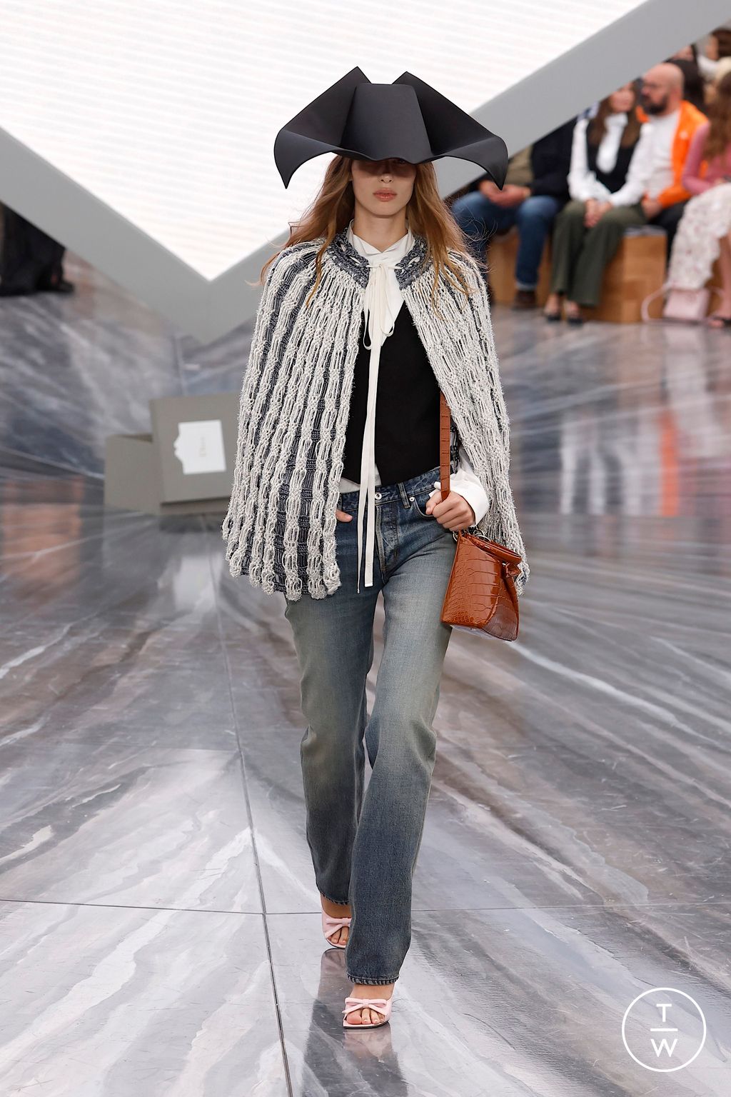 Fashion Week Paris Spring/Summer 2026 look 21 from the Dior collection womenswear