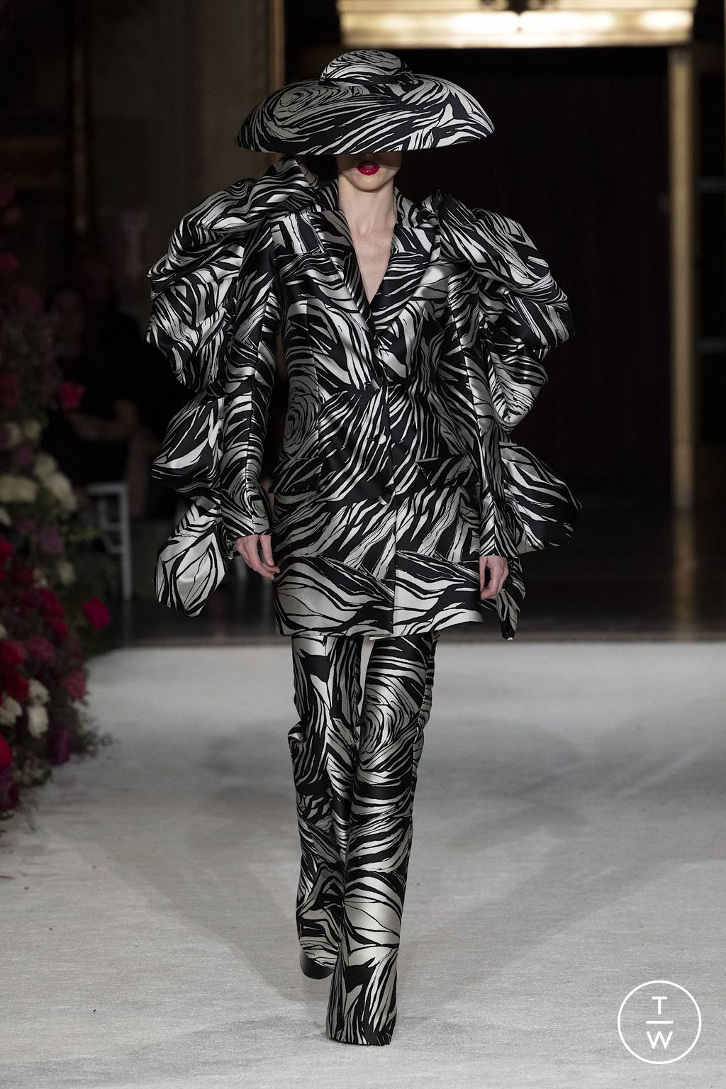 Fashion Week New York Fall/Winter 2023 look 1 de la collection Christian Siriano womenswear