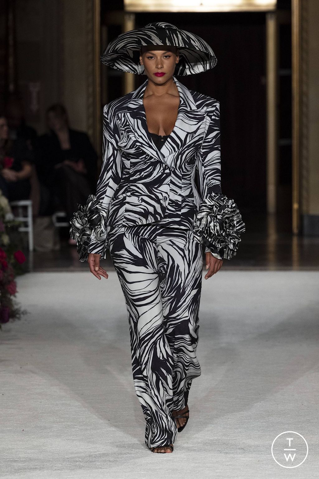 Fashion Week New York Fall/Winter 2023 look 2 from the Christian Siriano collection womenswear