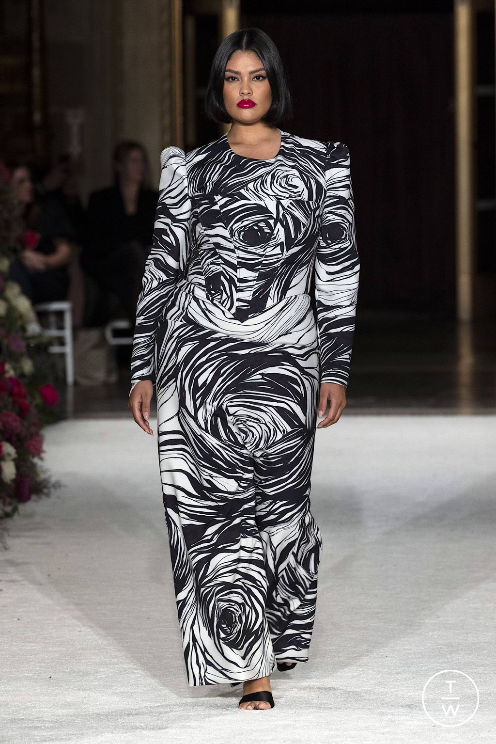 Fashion Week New York Fall/Winter 2023 look 3 from the Christian Siriano collection womenswear