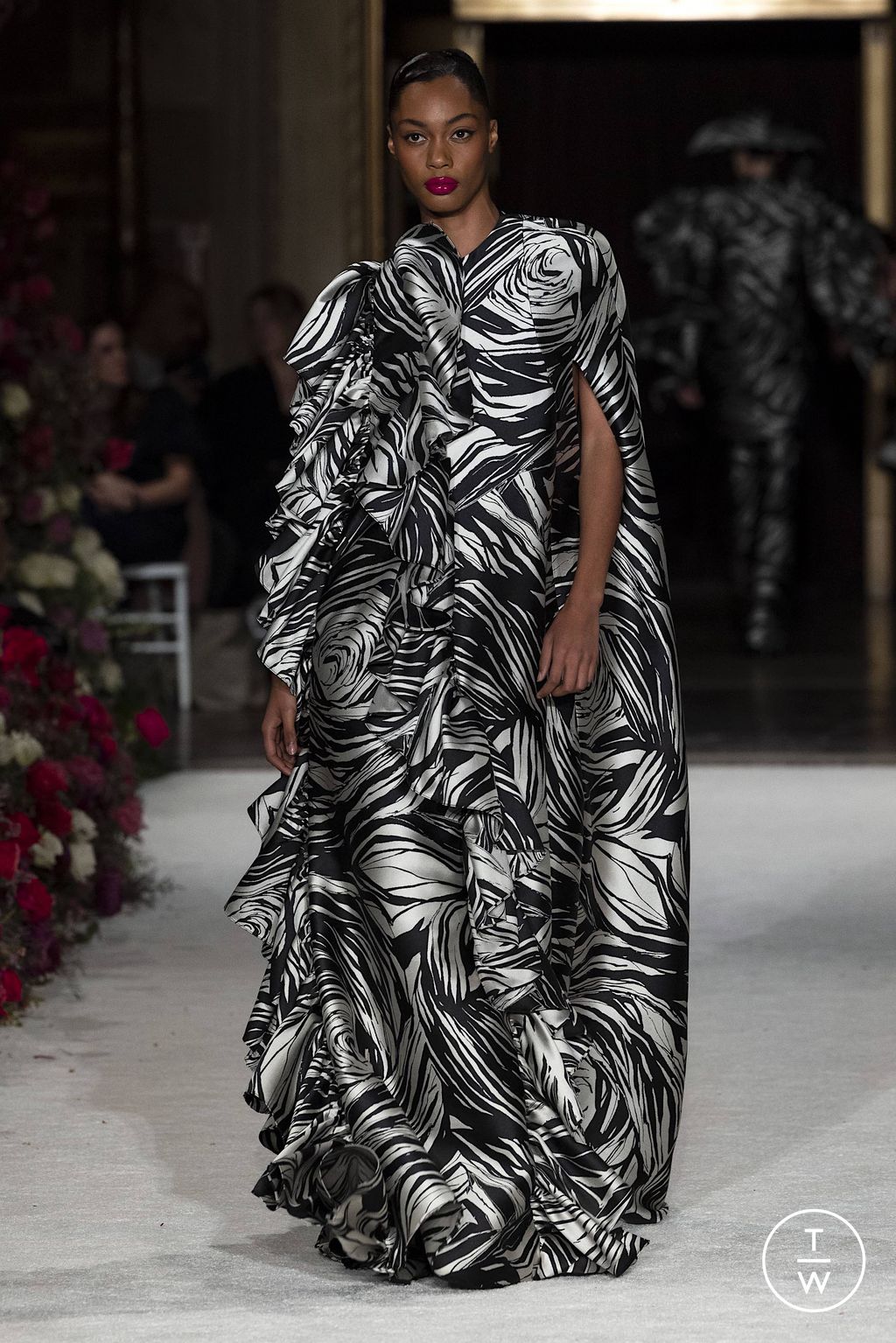 Fashion Week New York Fall/Winter 2023 look 4 from the Christian Siriano collection womenswear
