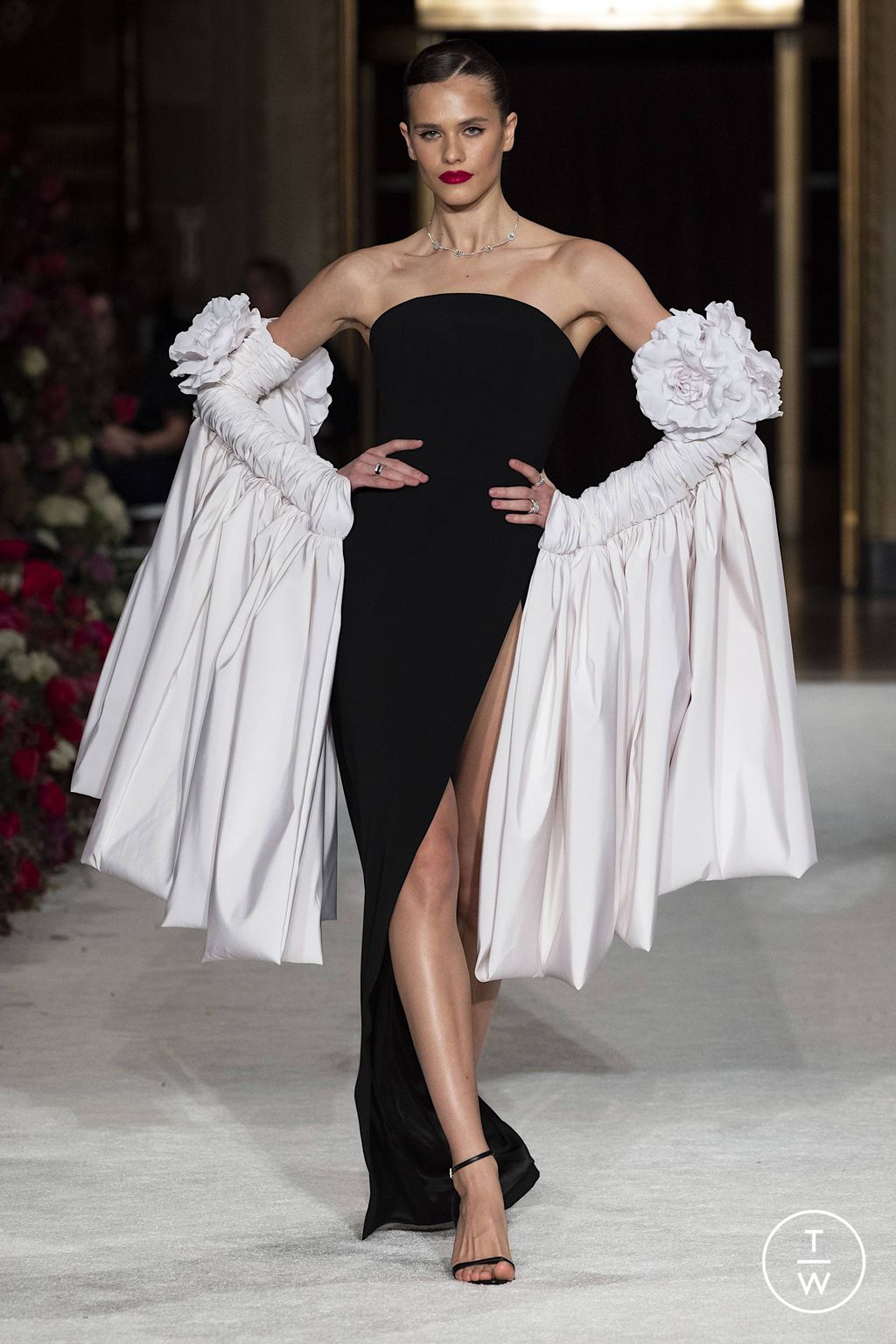 Fashion Week New York Fall/Winter 2023 look 5 de la collection Christian Siriano womenswear