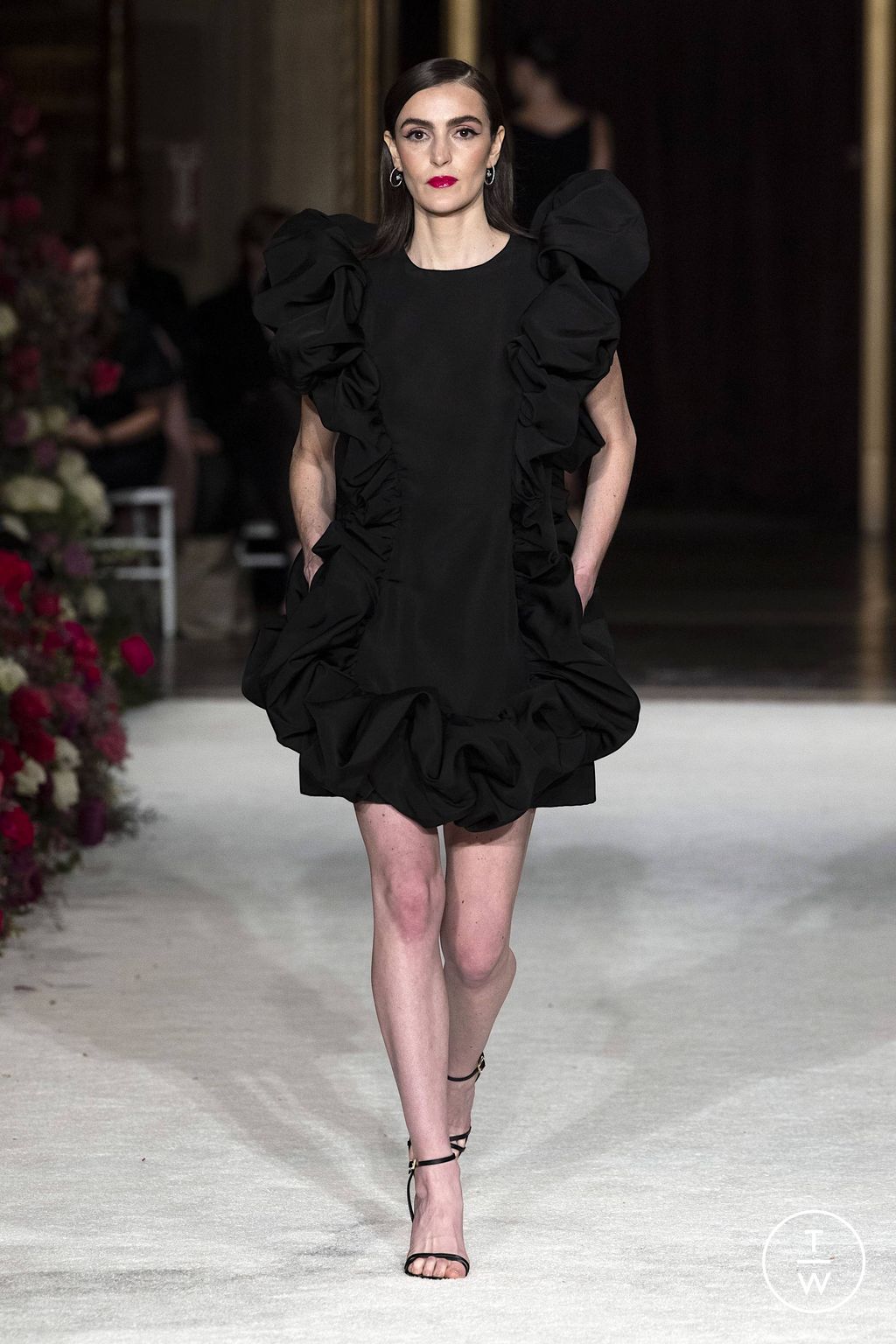 Fashion Week New York Fall/Winter 2023 look 9 from the Christian Siriano collection womenswear