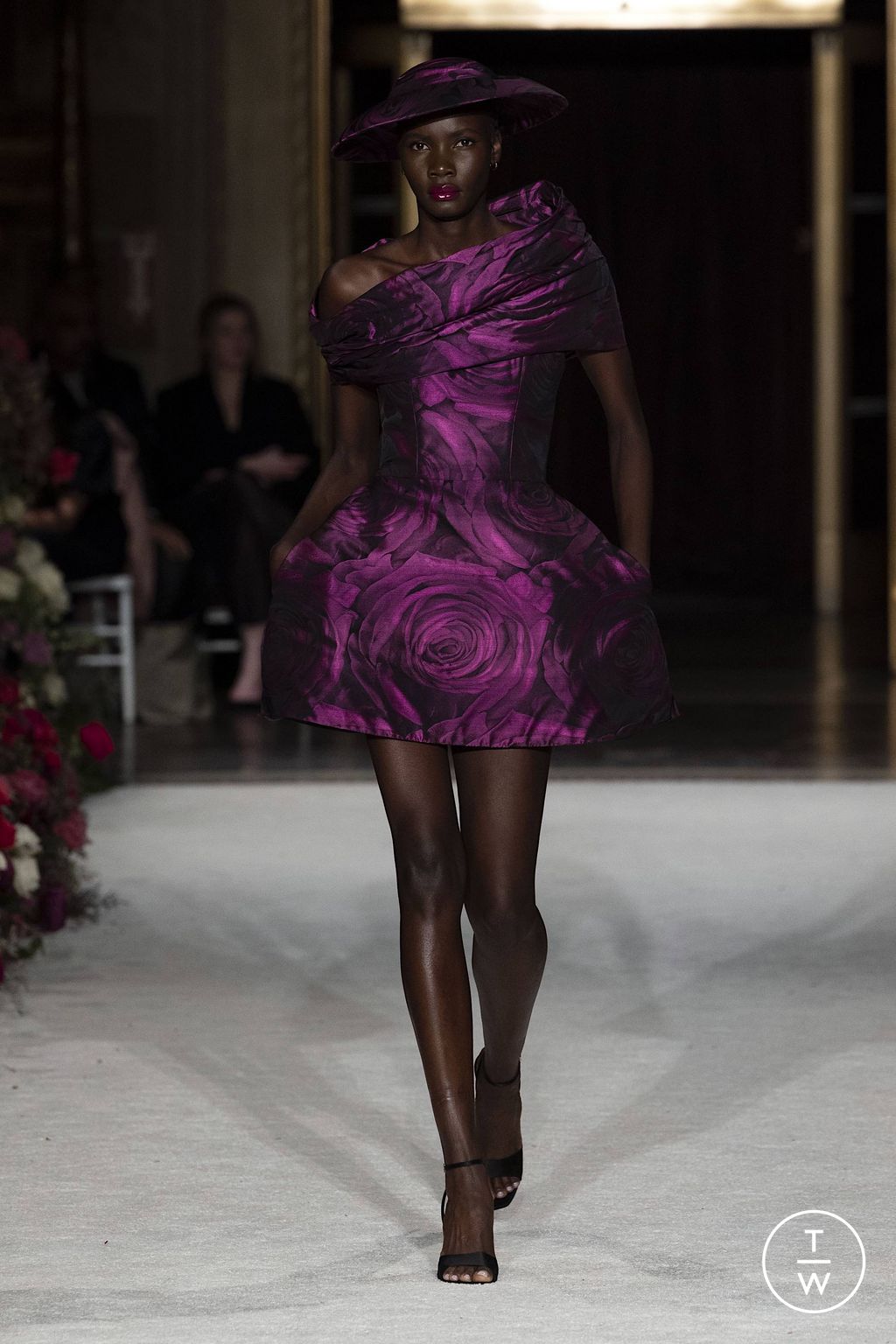 Fashion Week New York Fall/Winter 2023 look 13 from the Christian Siriano collection 女装