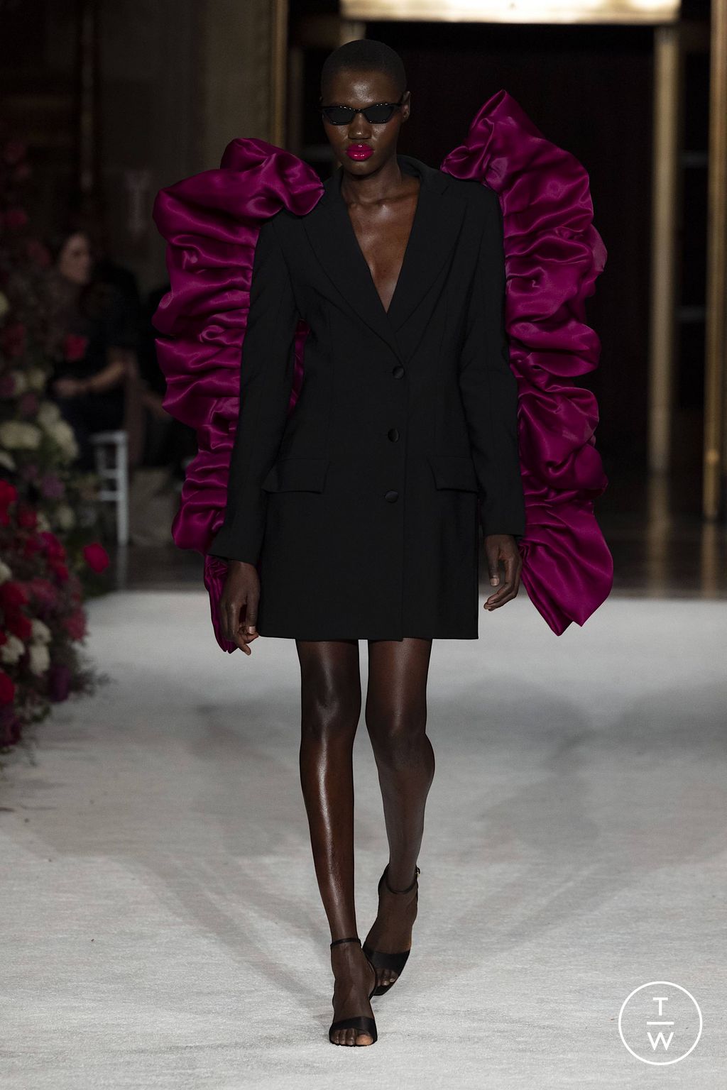 Fashion Week New York Fall/Winter 2023 look 14 from the Christian Siriano collection womenswear