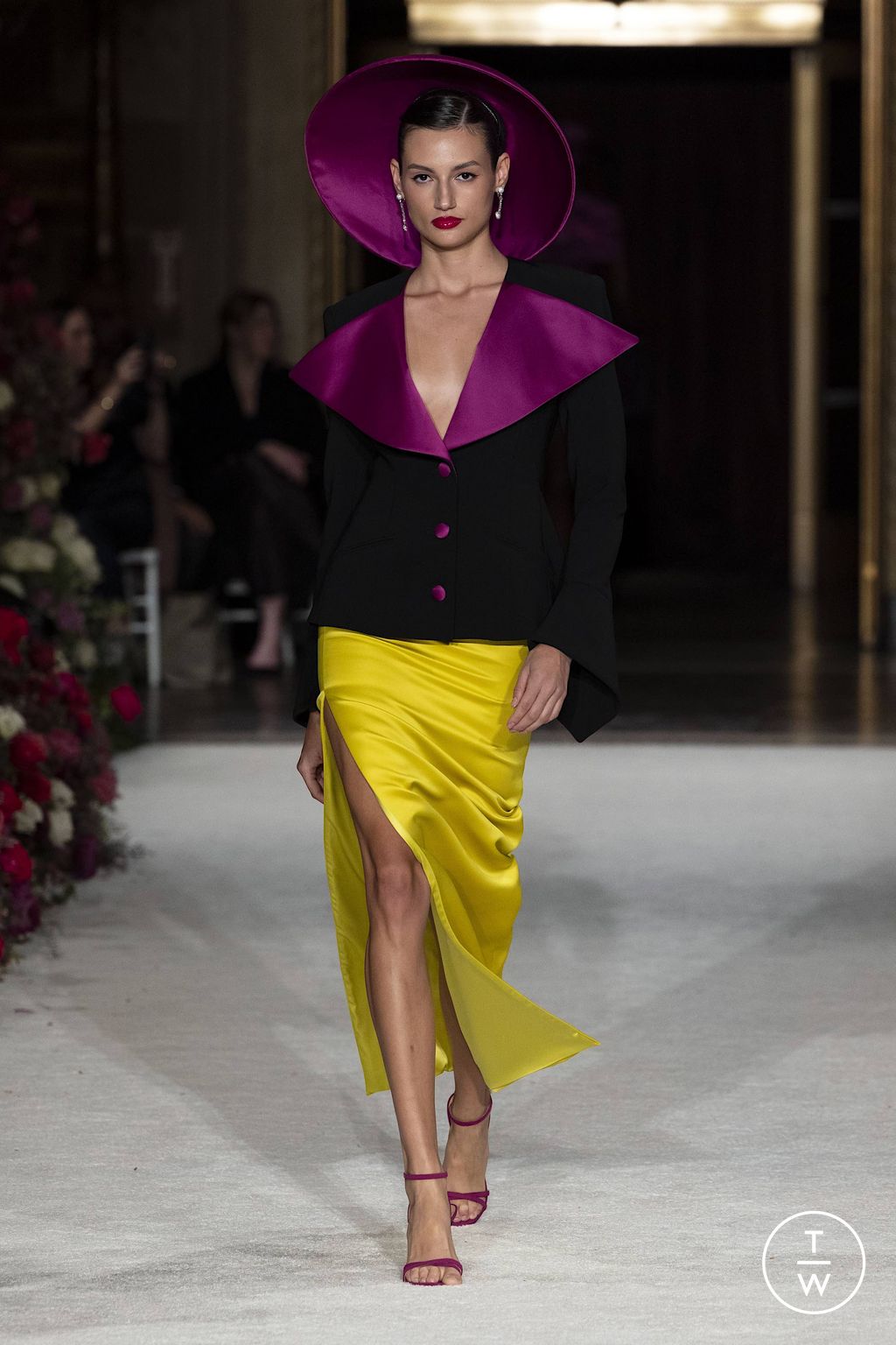 Fashion Week New York Fall/Winter 2023 look 16 from the Christian Siriano collection 女装