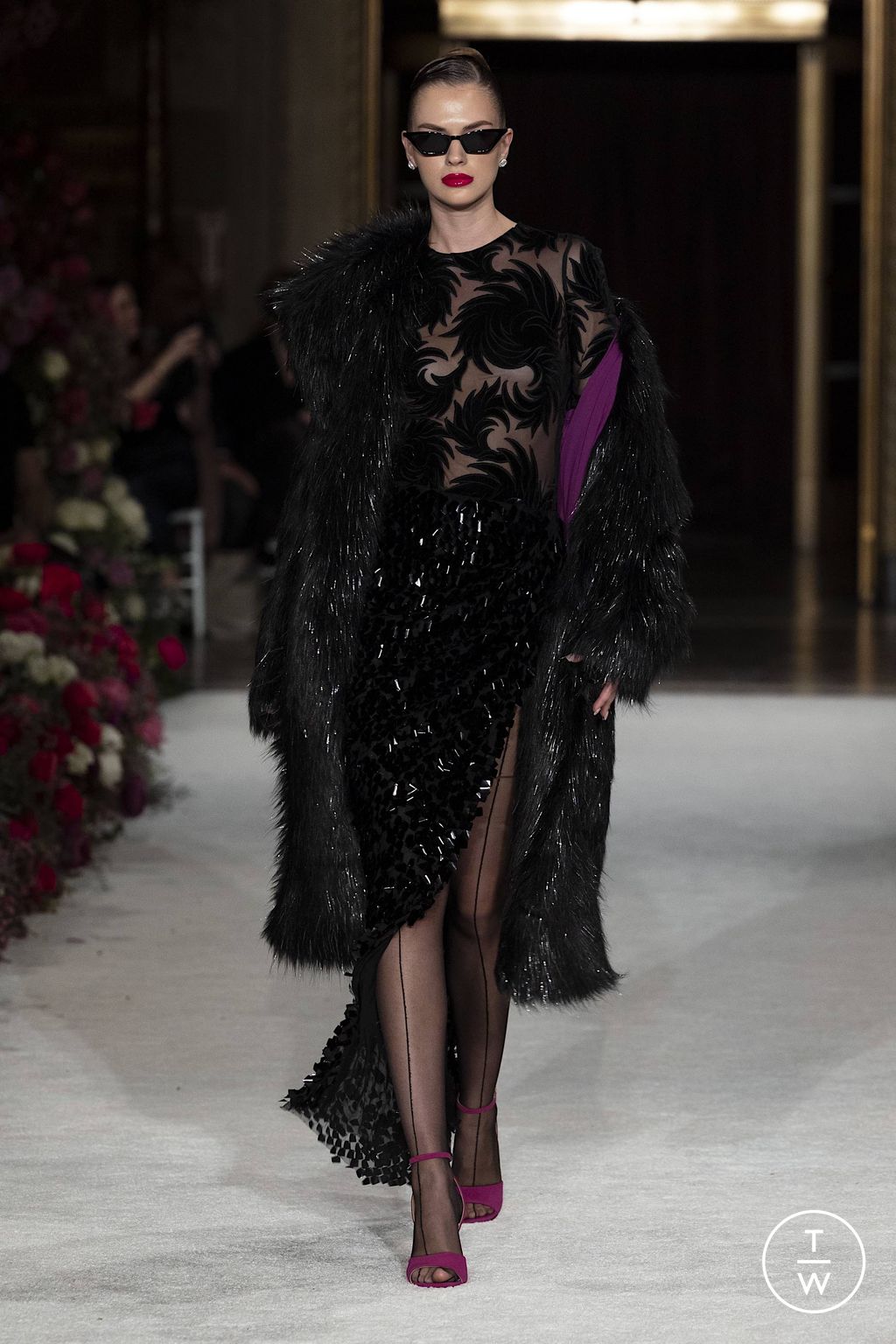 Fashion Week New York Fall/Winter 2023 look 20 from the Christian Siriano collection womenswear
