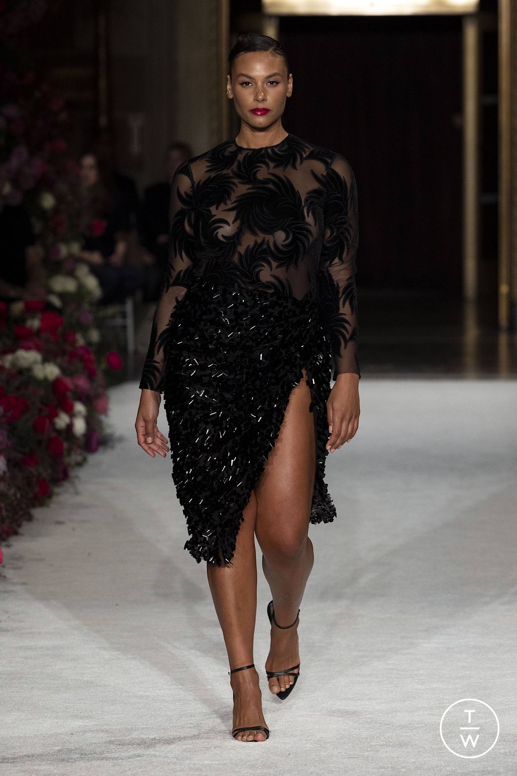Fashion Week New York Fall/Winter 2023 look 30 from the Christian Siriano collection womenswear