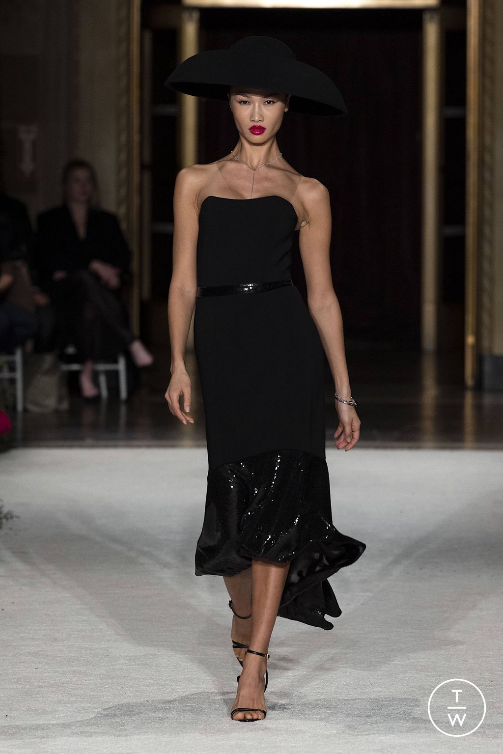 Fashion Week New York Fall/Winter 2023 look 31 from the Christian Siriano collection 女装