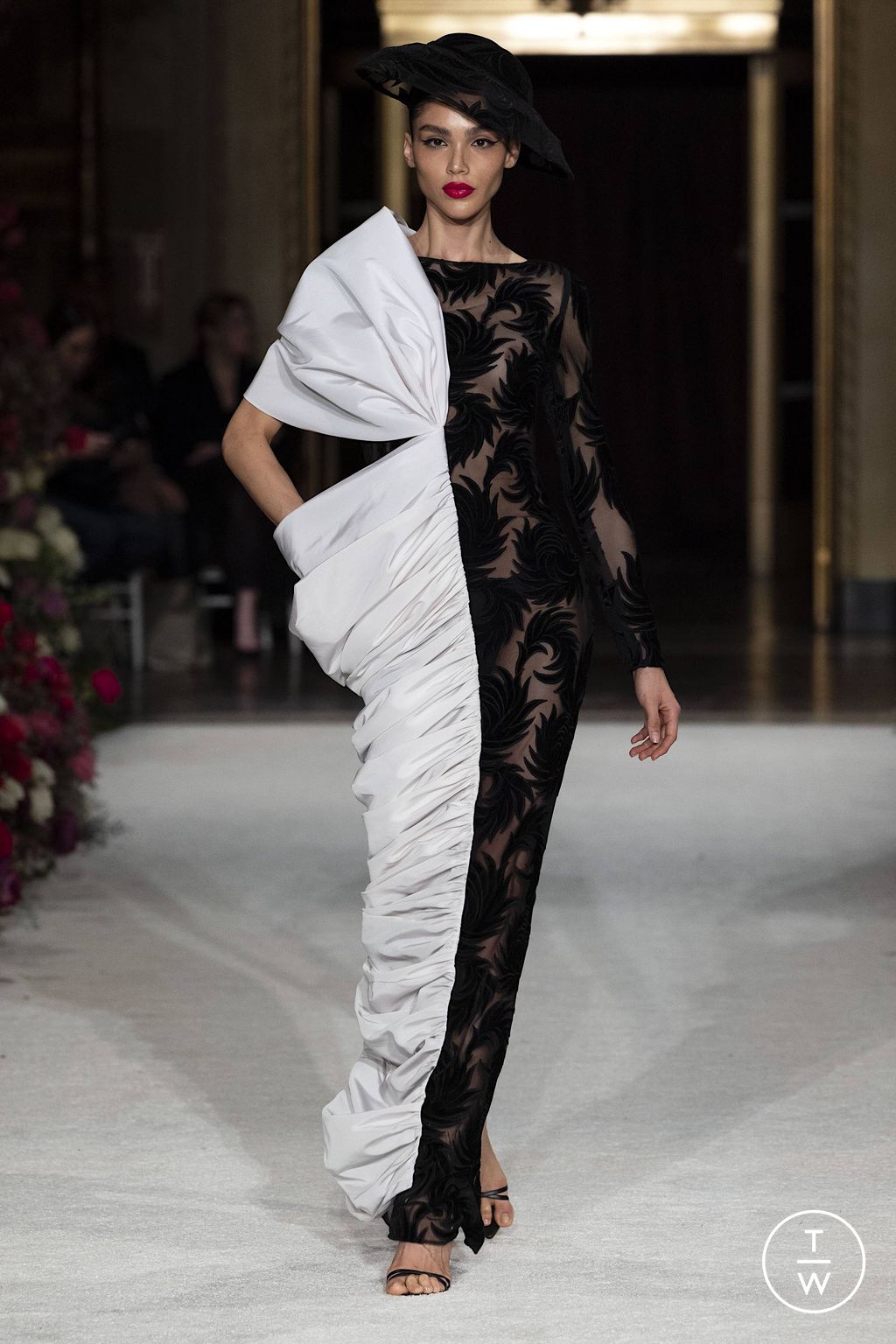 Fashion Week New York Fall/Winter 2023 look 45 from the Christian Siriano collection 女装