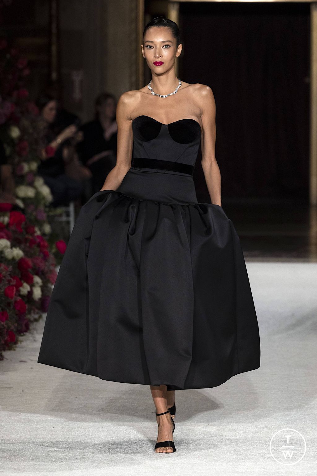 Fashion Week New York Fall/Winter 2023 look 47 from the Christian Siriano collection 女装