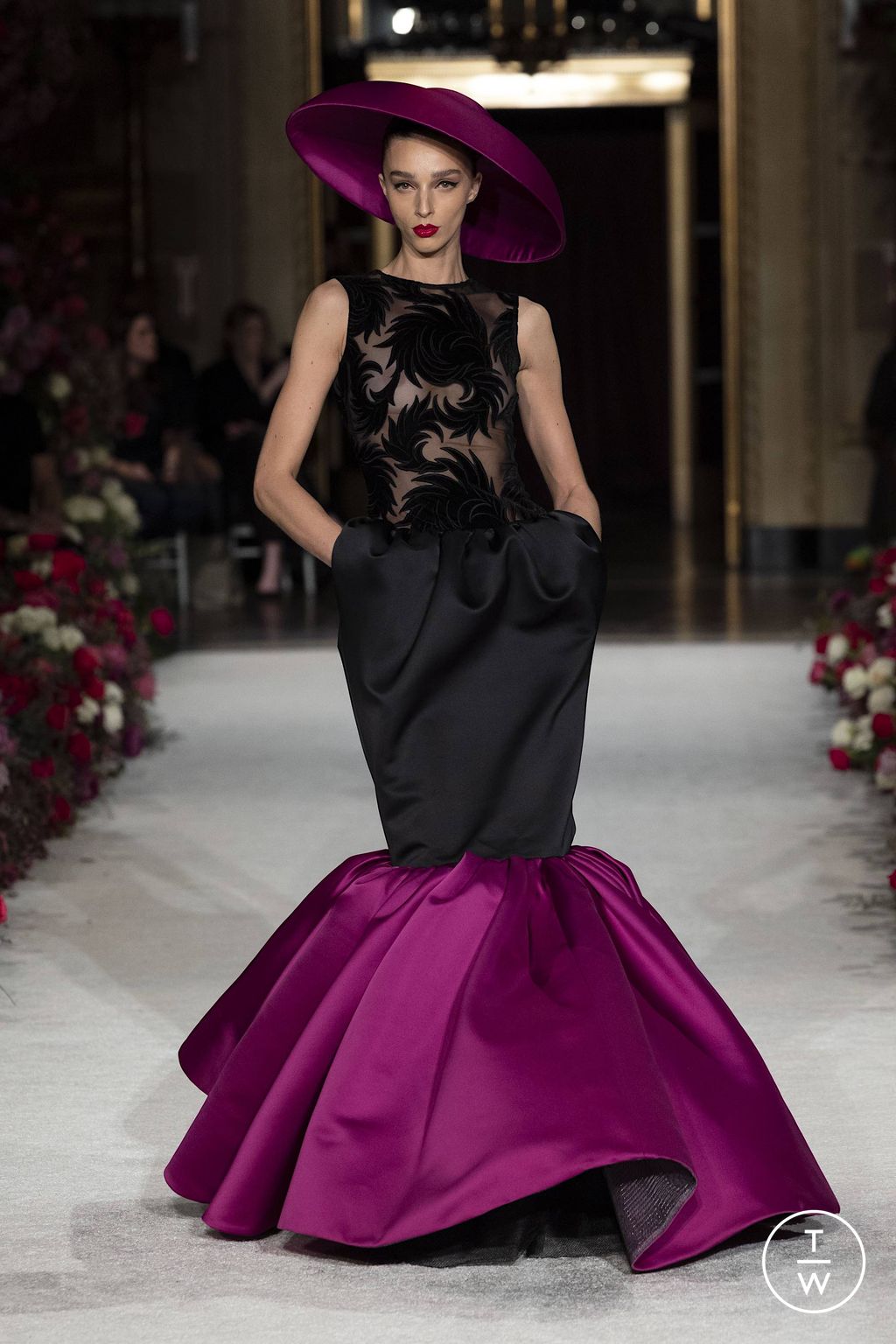 Fashion Week New York Fall/Winter 2023 look 51 from the Christian Siriano collection 女装