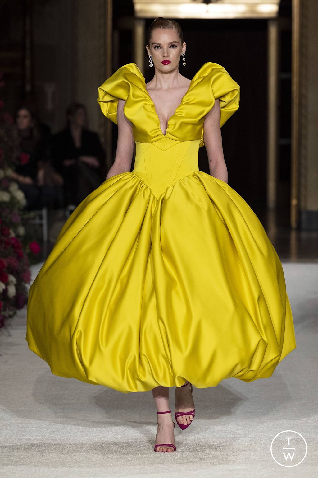 Fashion Week New York Fall/Winter 2023 look 52 from the Christian Siriano collection 女装