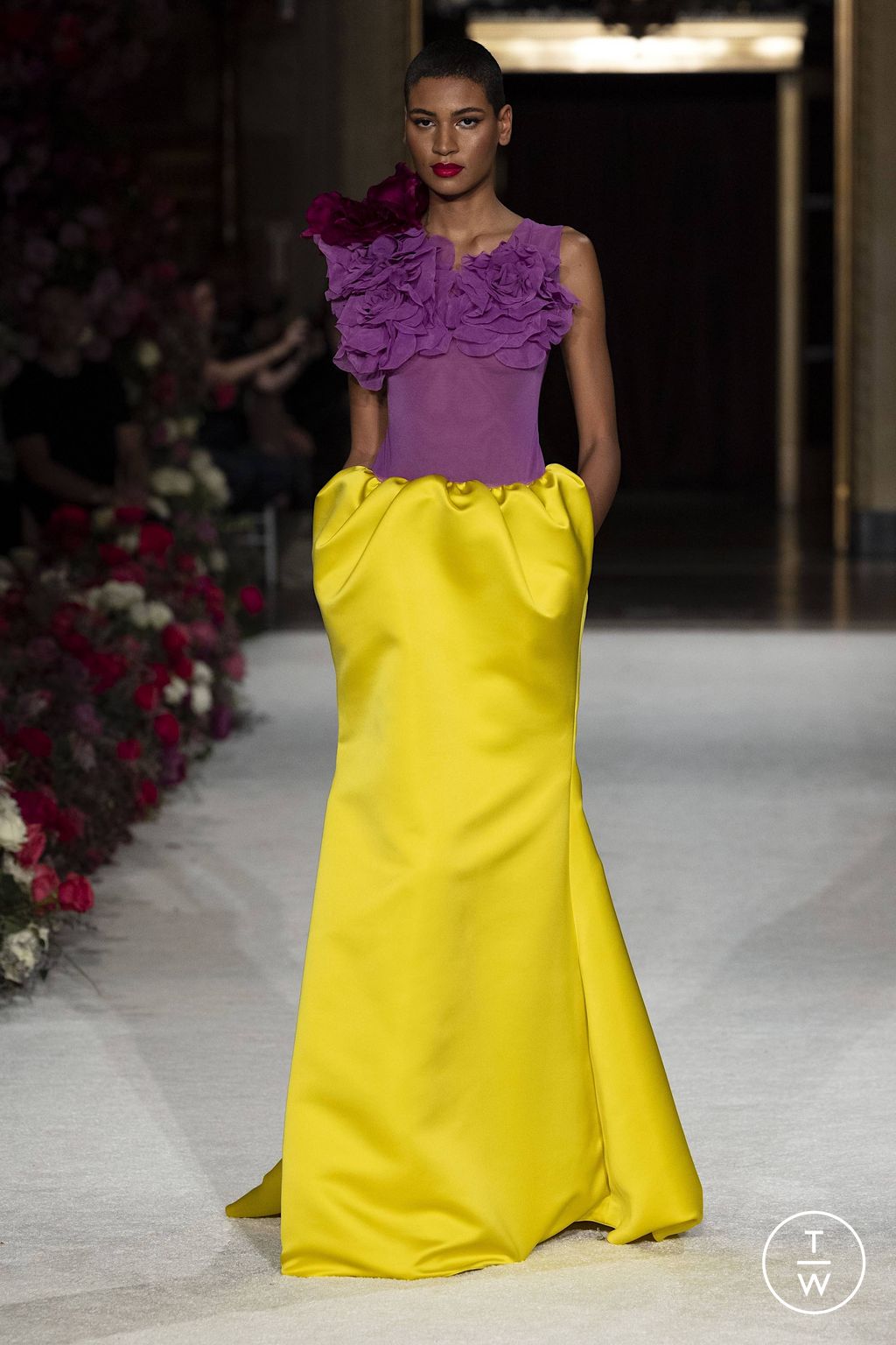 Fashion Week New York Fall/Winter 2023 look 53 from the Christian Siriano collection 女装