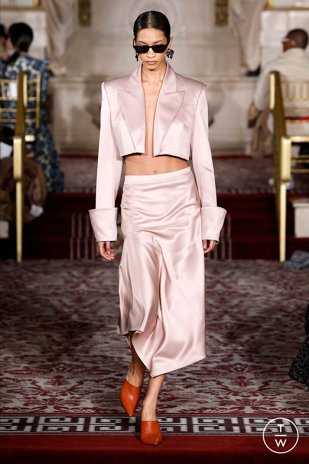 Fashion Week New York Fall/Winter 2024 look 1 from the Christian Siriano collection 女装