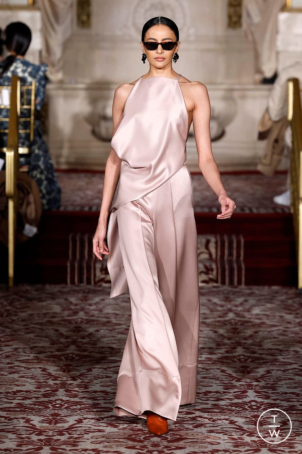 Fashion Week New York Fall/Winter 2024 look 2 from the Christian Siriano collection 女装