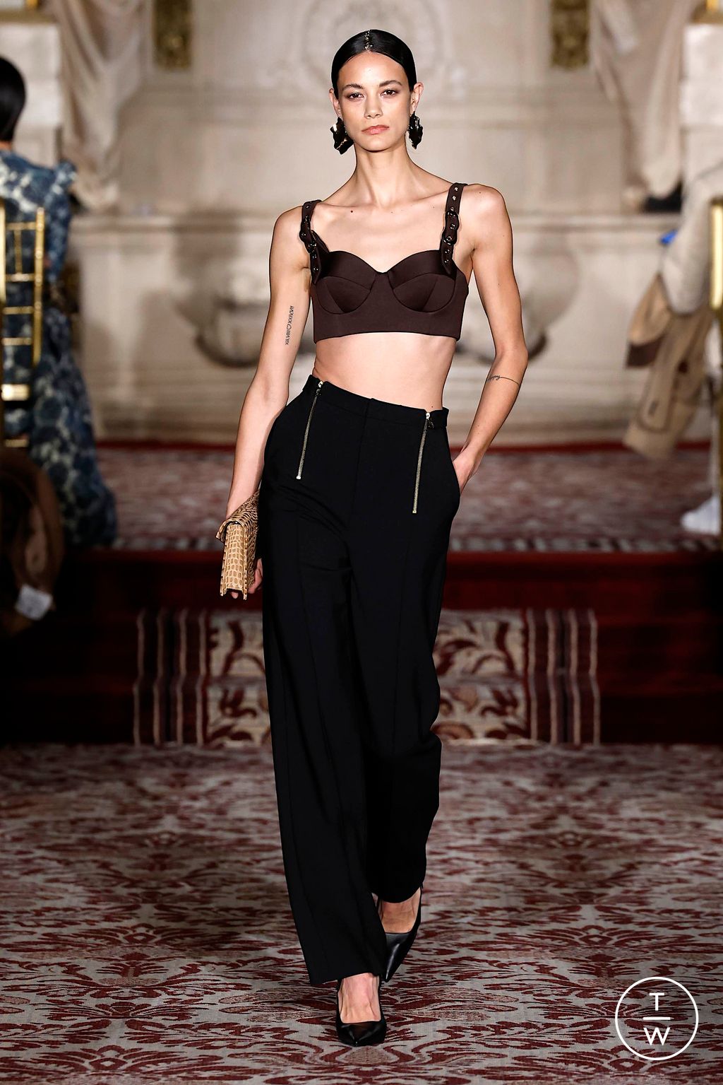 Fashion Week New York Fall/Winter 2024 look 10 from the Christian Siriano collection 女装