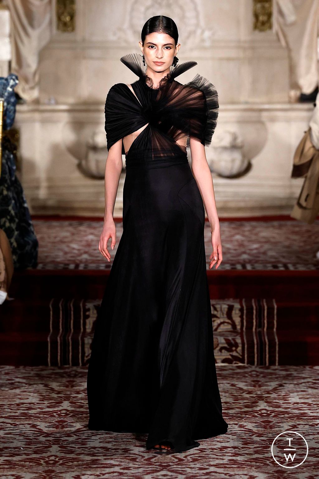 Fashion Week New York Fall/Winter 2024 look 34 from the Christian Siriano collection womenswear